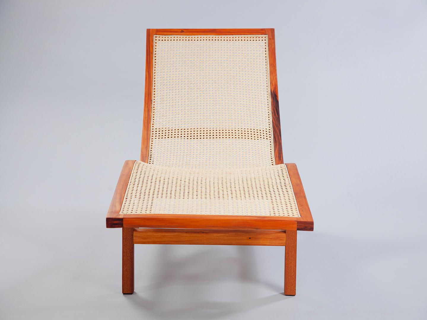 Fait main Chaise Sossego en bois massif brésilien et paille naturelle en vente