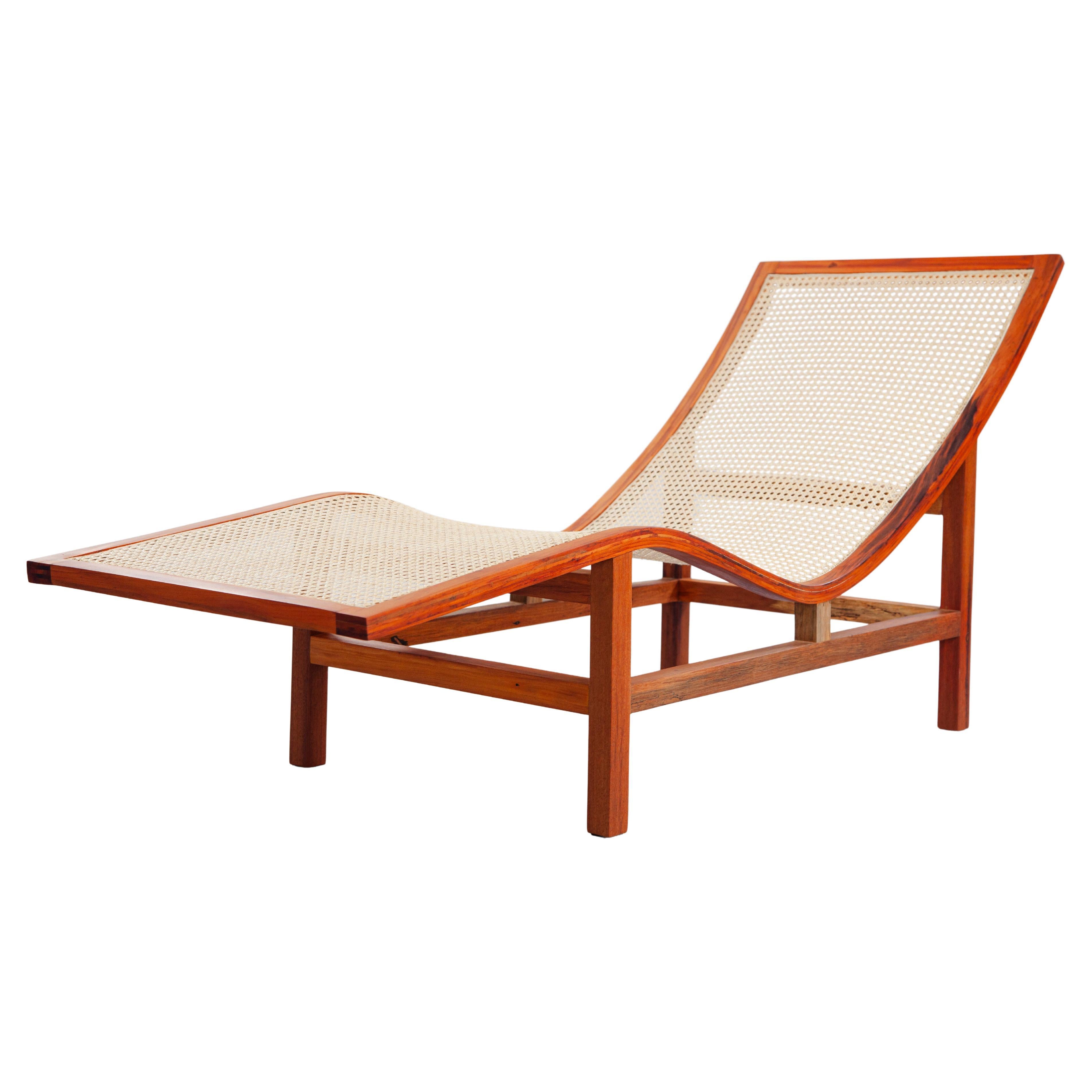 Chaise Sossego de madera maciza brasileña y paja natural en venta