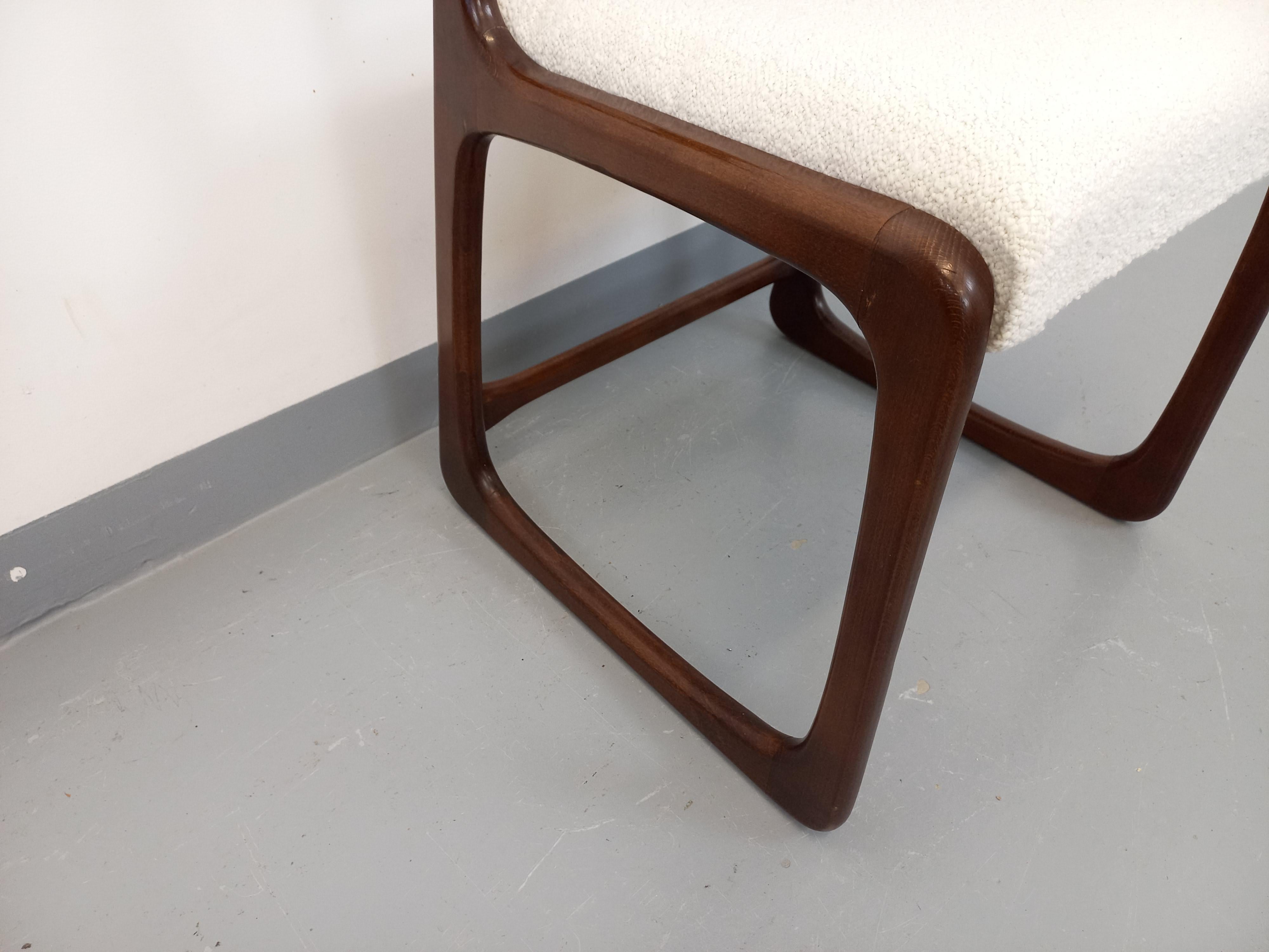 Chaise traîneau vintage de marque Baumann en bois et tissu bouclette des années 3
