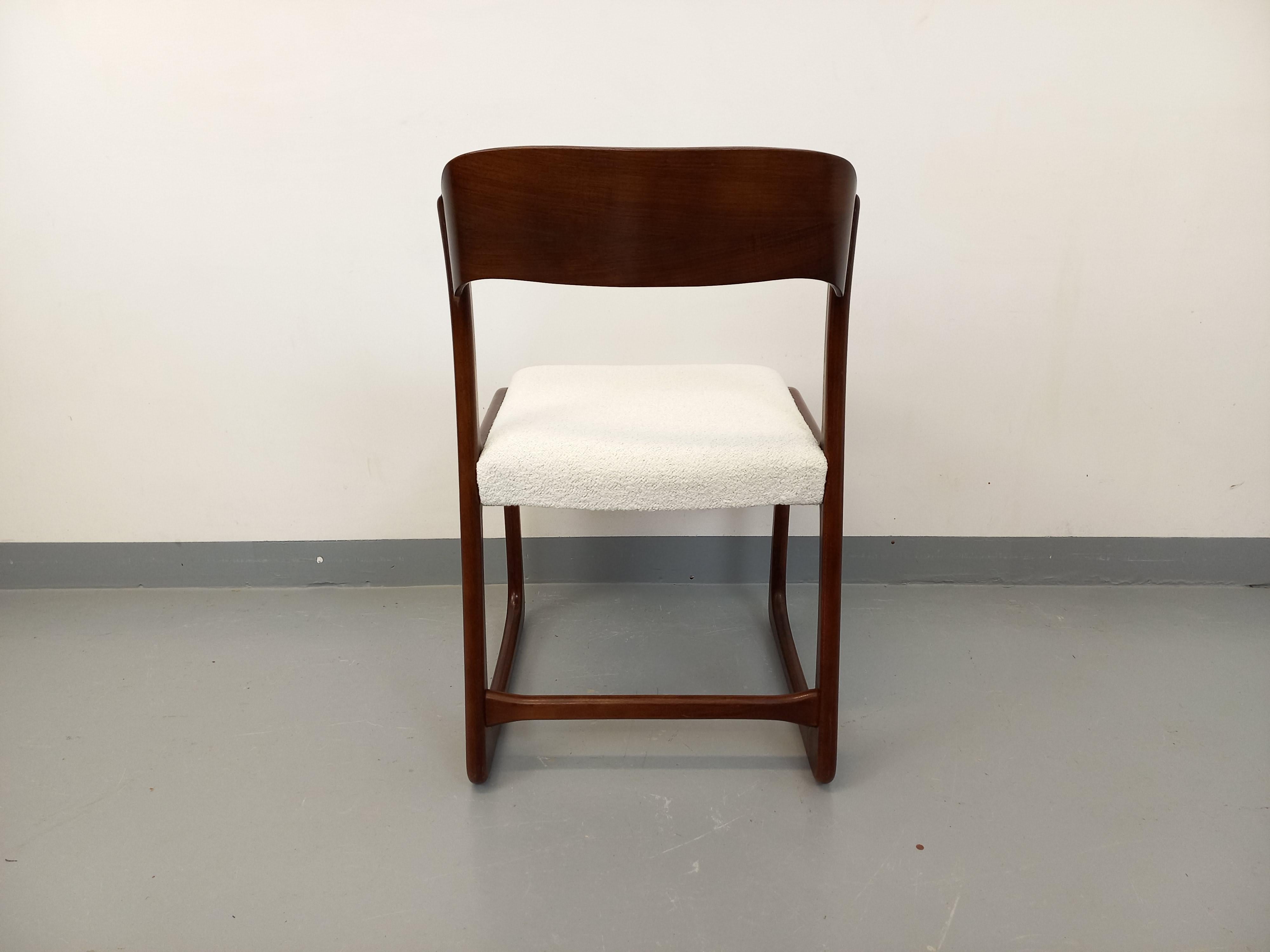 Chaise traîneau vintage de marque Baumann en bois et tissu bouclette des années 4