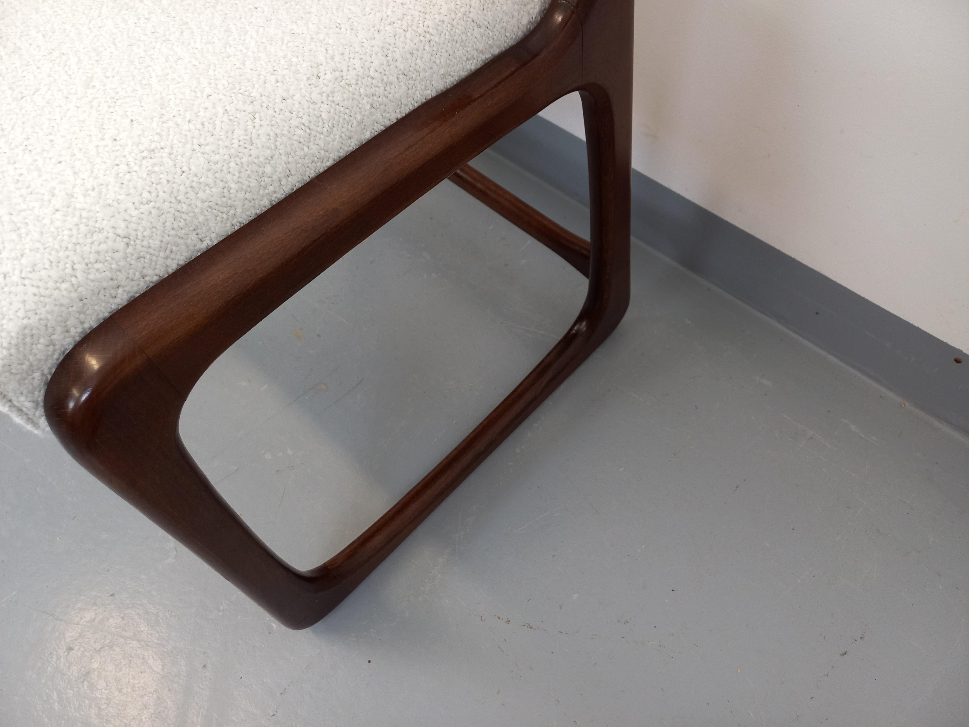 Chaise traîneau vintage de marque Baumann en bois et tissu bouclette des années 5