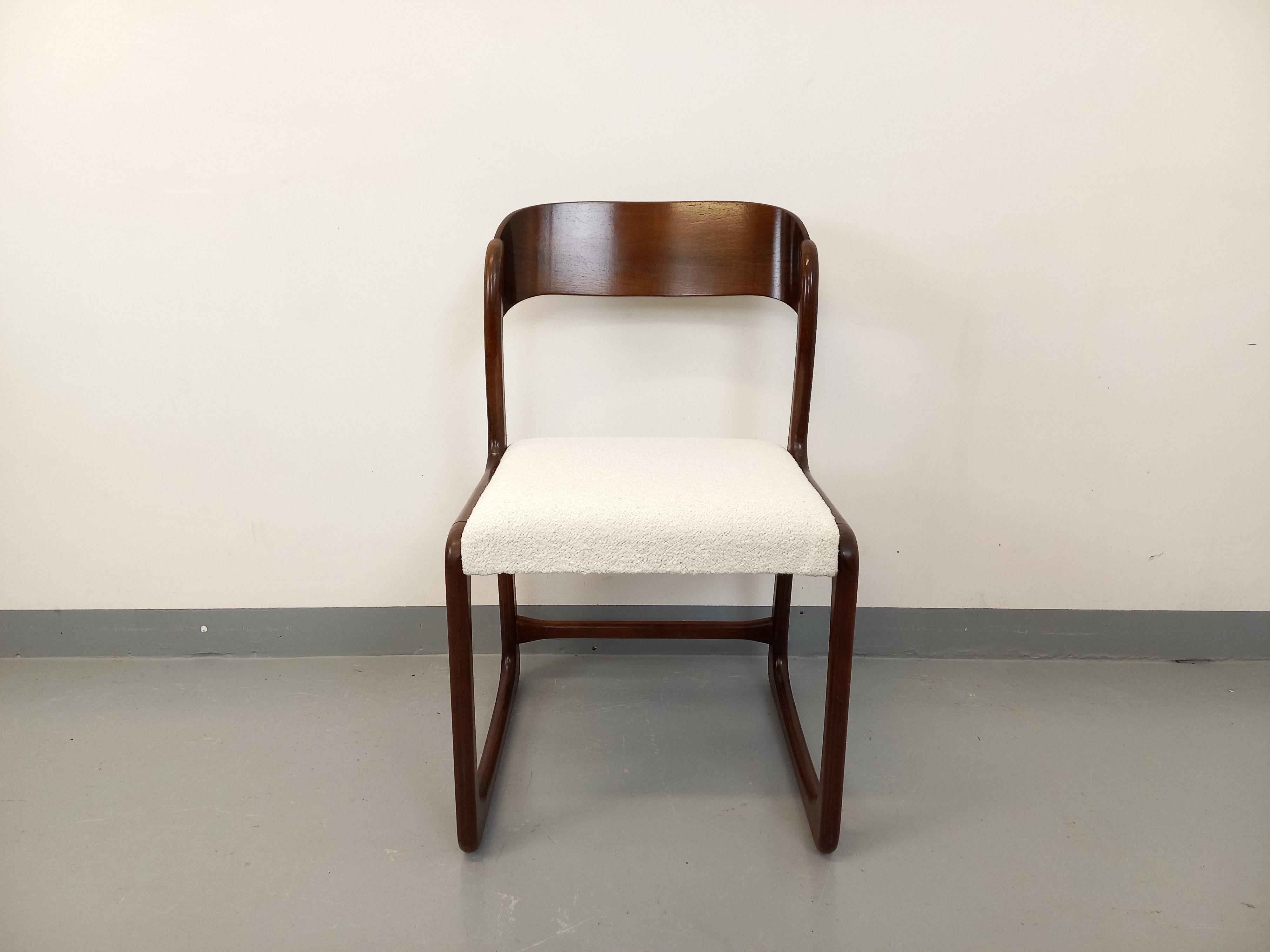 Chaise traîneau Baumann en bois foncé, assise totalement rénovée en très joli tissu bouclette blanc, confort ferme, modèle Bemole produit dans les années 70, très bon état général.
Ref 210 915
Hauteur : 80 cm
Largeur : 48 cm
Profondeur : 50