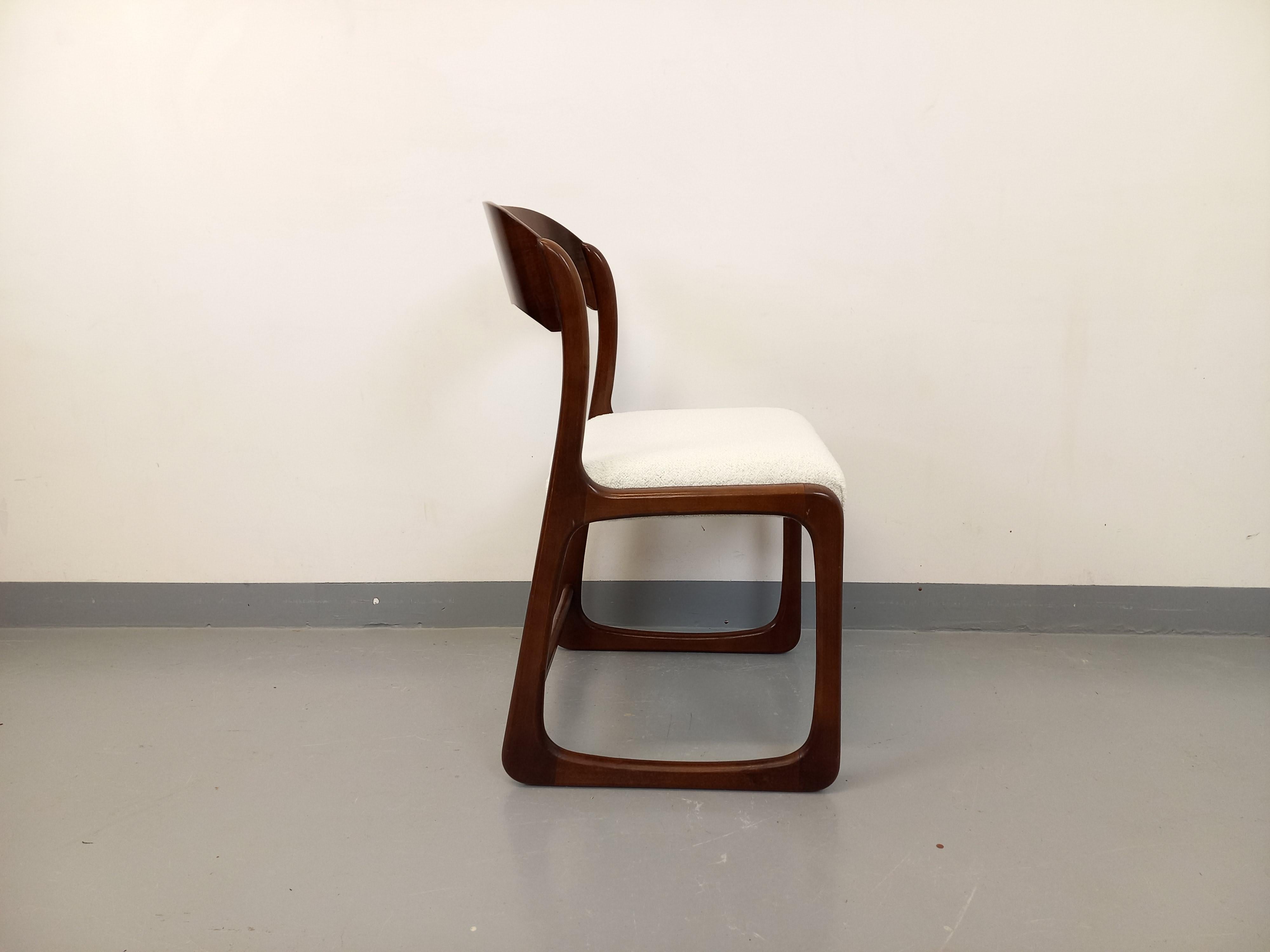 Mid-Century Modern Chaise traîneau vintage de marque Baumann en bois et tissu bouclette des années