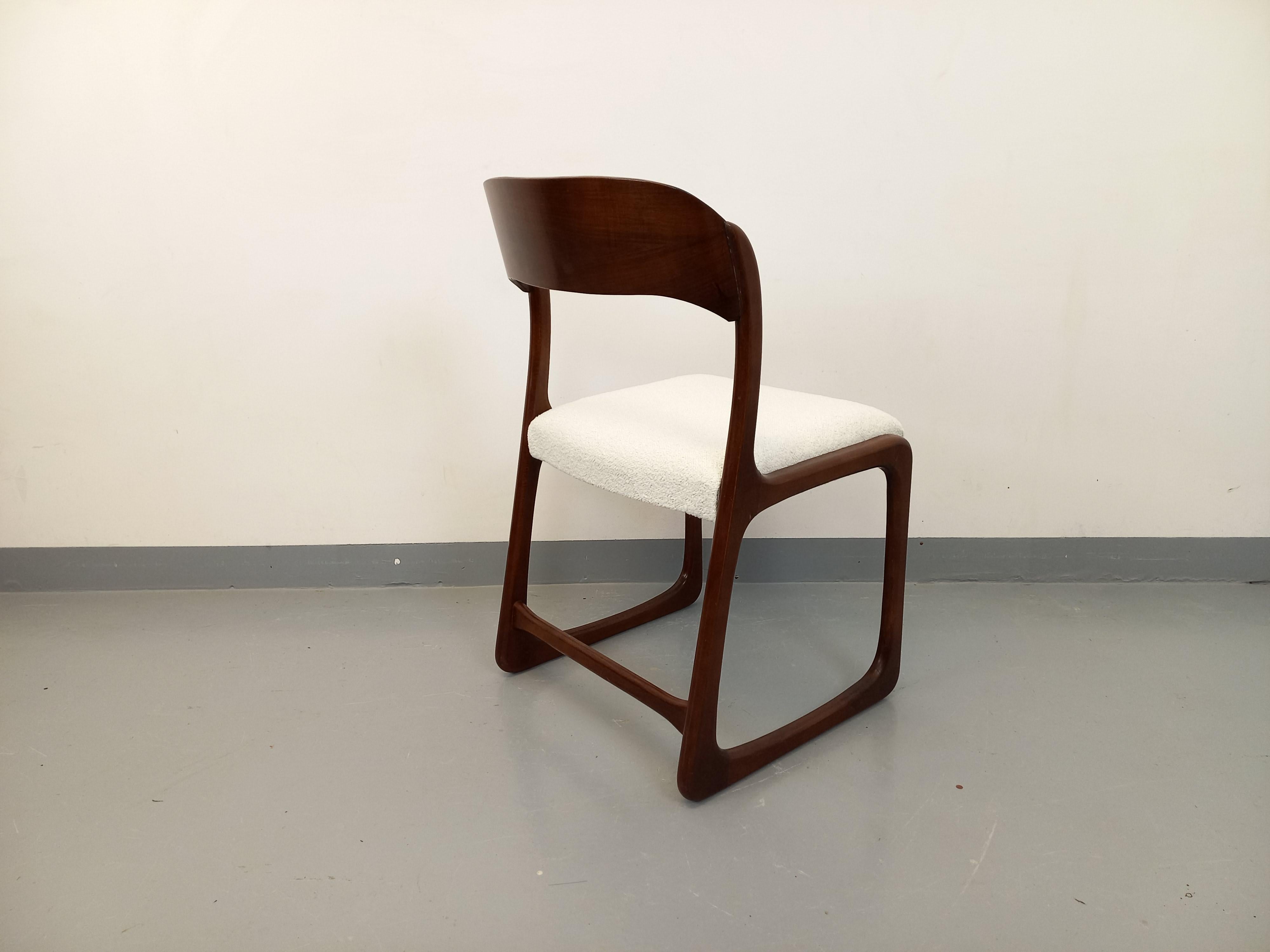 French Chaise traîneau vintage de marque Baumann en bois et tissu bouclette des années