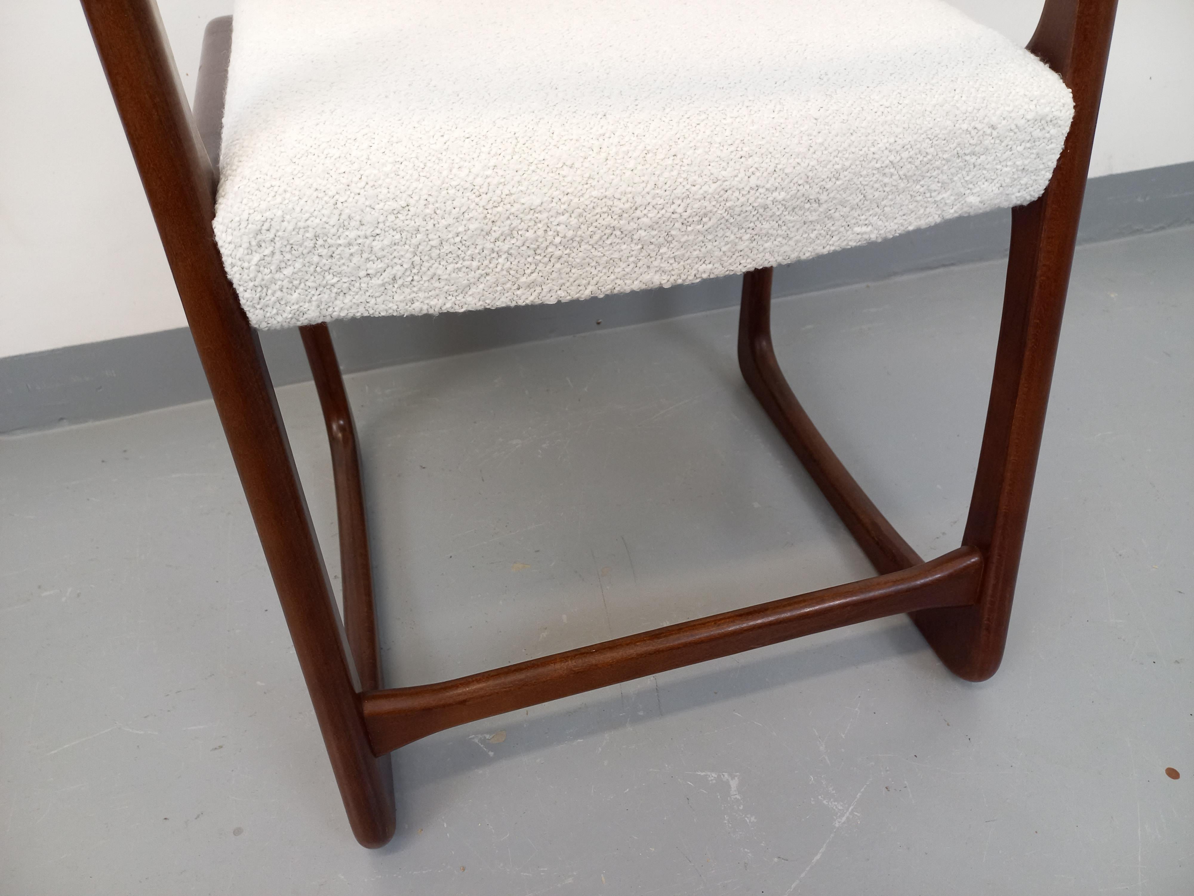 Mid-20th Century Chaise traîneau vintage de marque Baumann en bois et tissu bouclette des années