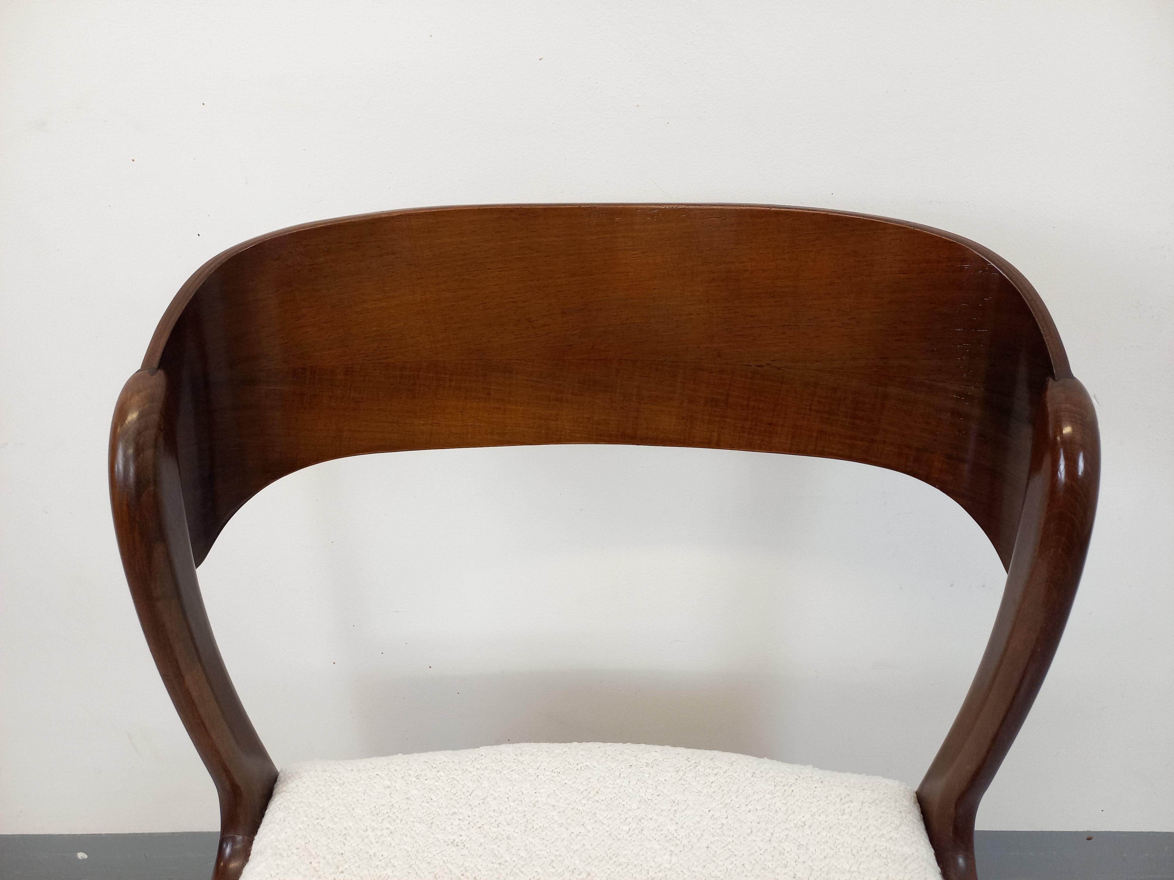Fabric Chaise traîneau vintage de marque Baumann en bois et tissu bouclette des années
