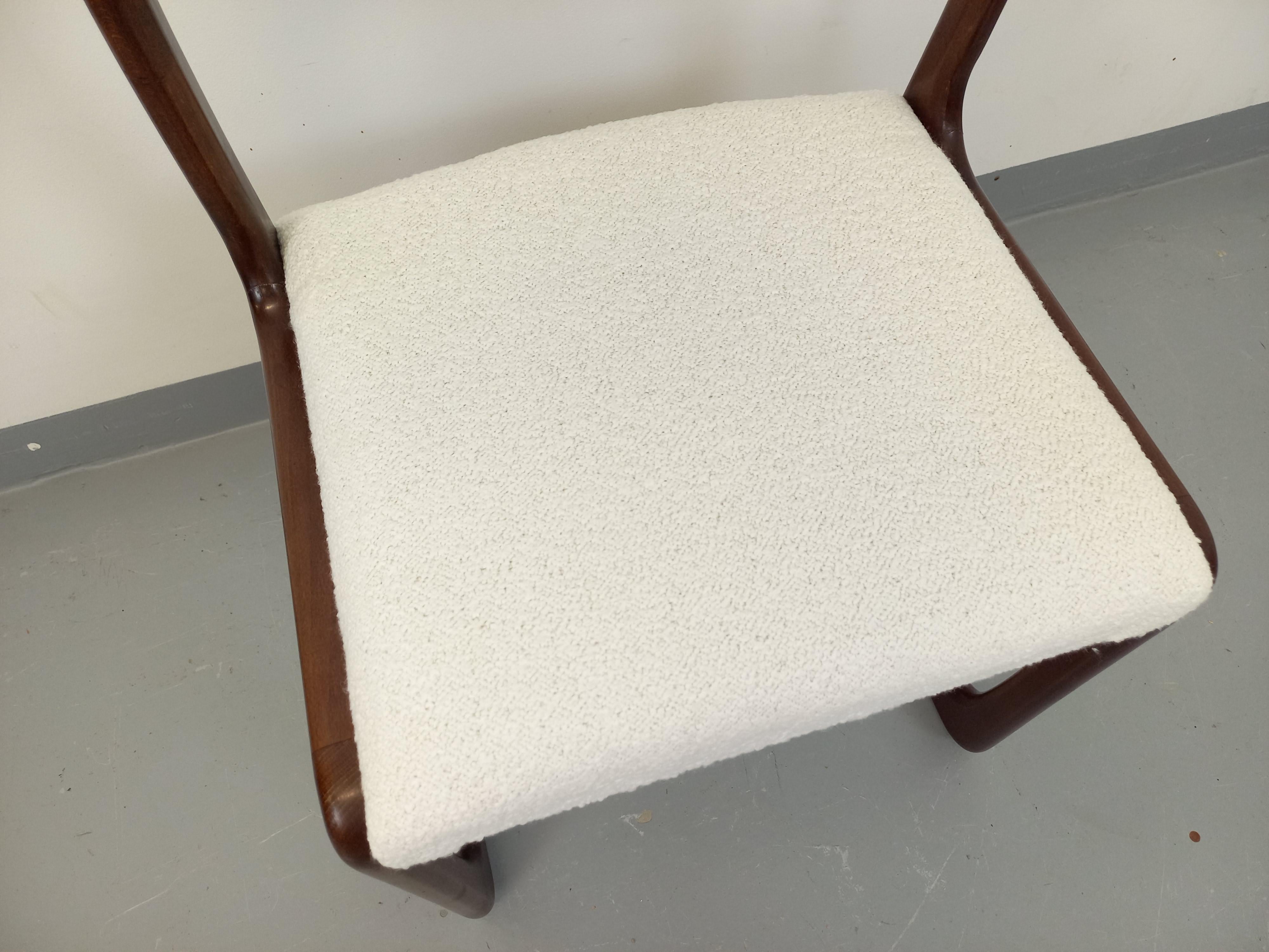 Chaise traîneau vintage de marque Baumann en bois et tissu bouclette des années 1