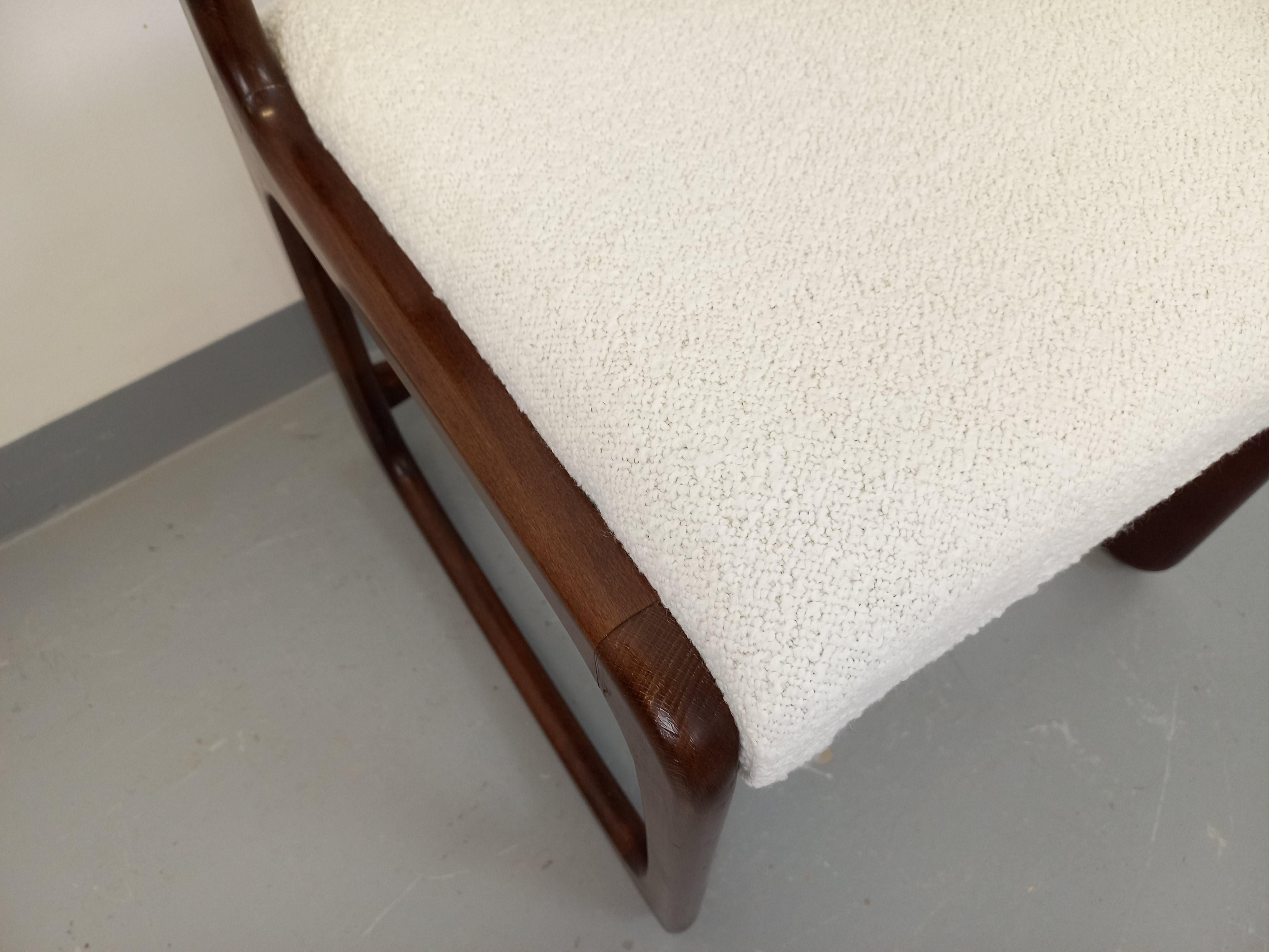 Chaise traîneau vintage de marque Baumann en bois et tissu bouclette des années 2