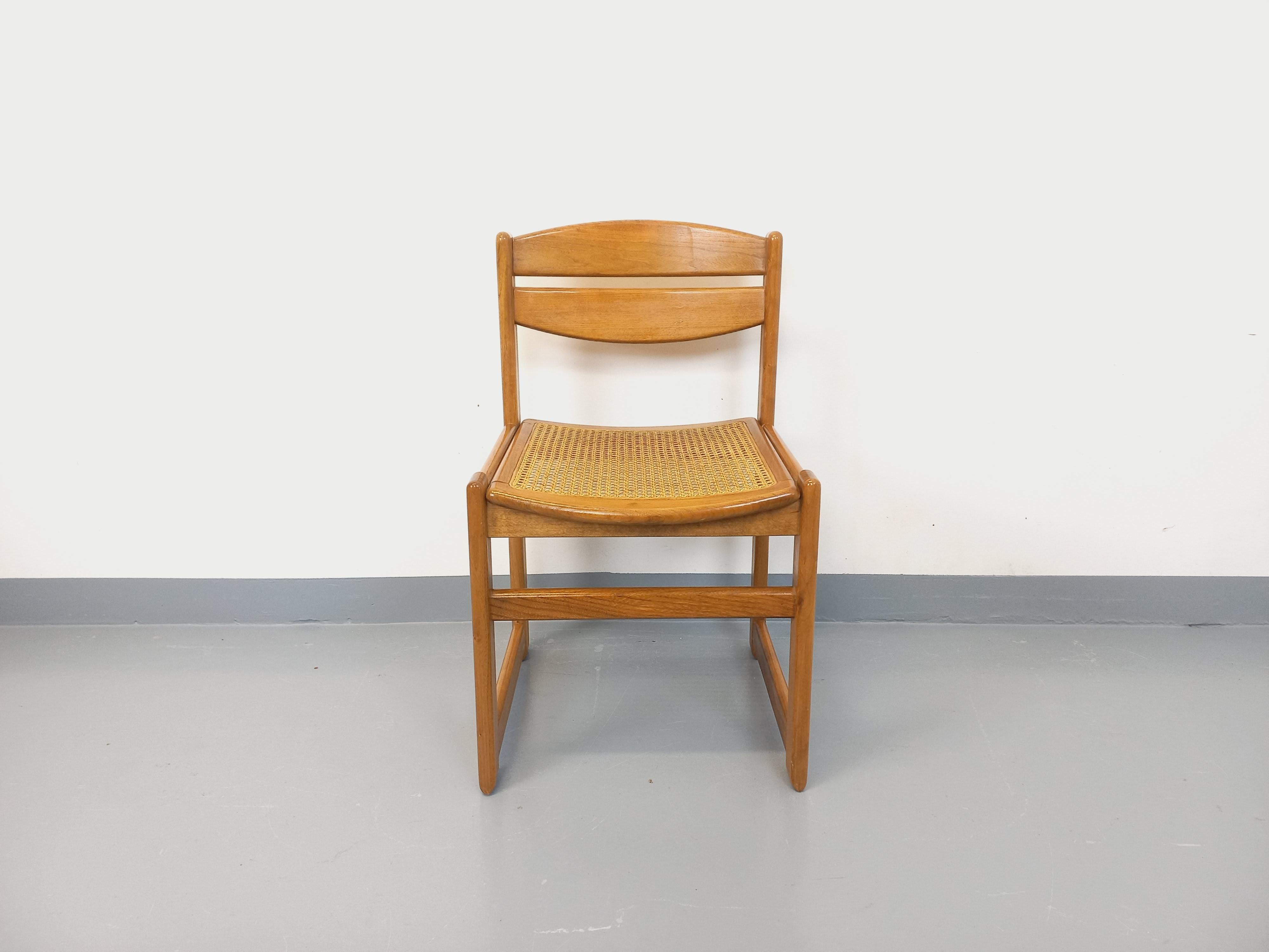 Chaise vintage des années 70 80, structure et dossier en bois de hêtre massif, assise en cannage de qualité, pieds traîneau, très bon état général avec quelques signes du temps qui passe.
Ref 250 424
Größe : 80 cm
Größe : 48 cm
Profil : 46