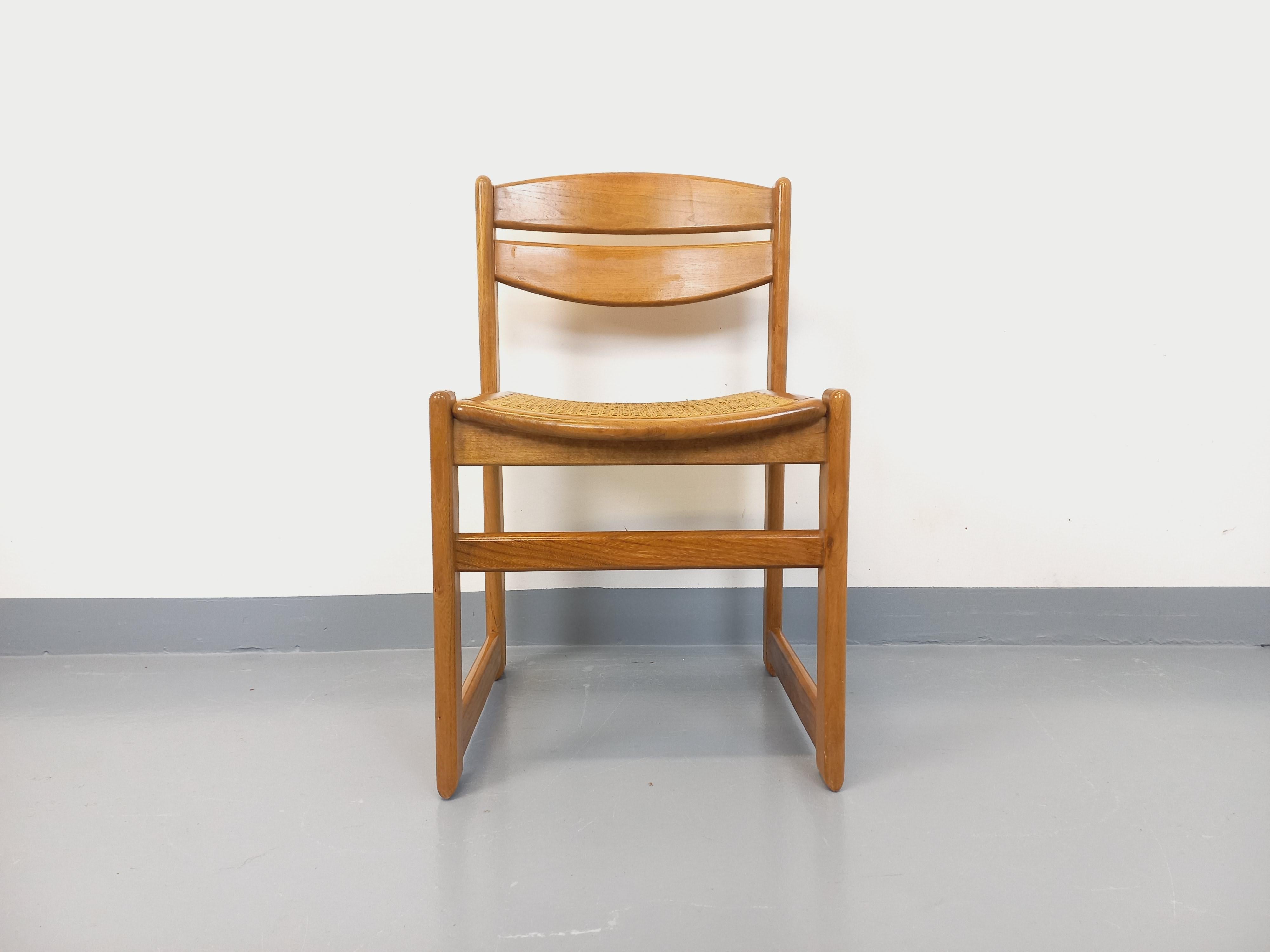 Chaise traîneau vintage en bois de hêtre et cannage des années 70 80 (Moderne der Mitte des Jahrhunderts) im Angebot