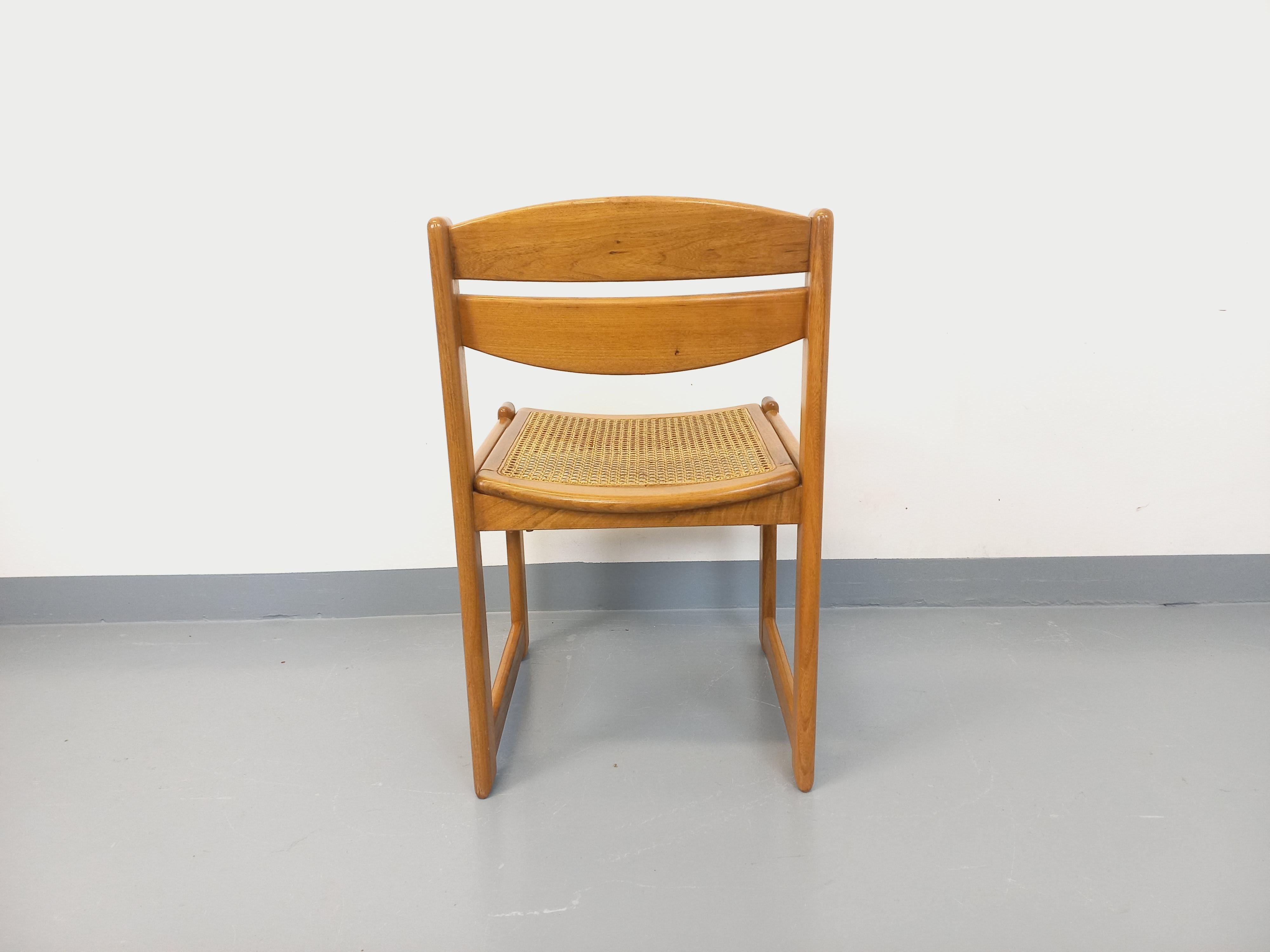 Chaise traîneau vintage en bois de hêtre et cannage des années 70 80 (Ende des 20. Jahrhunderts) im Angebot