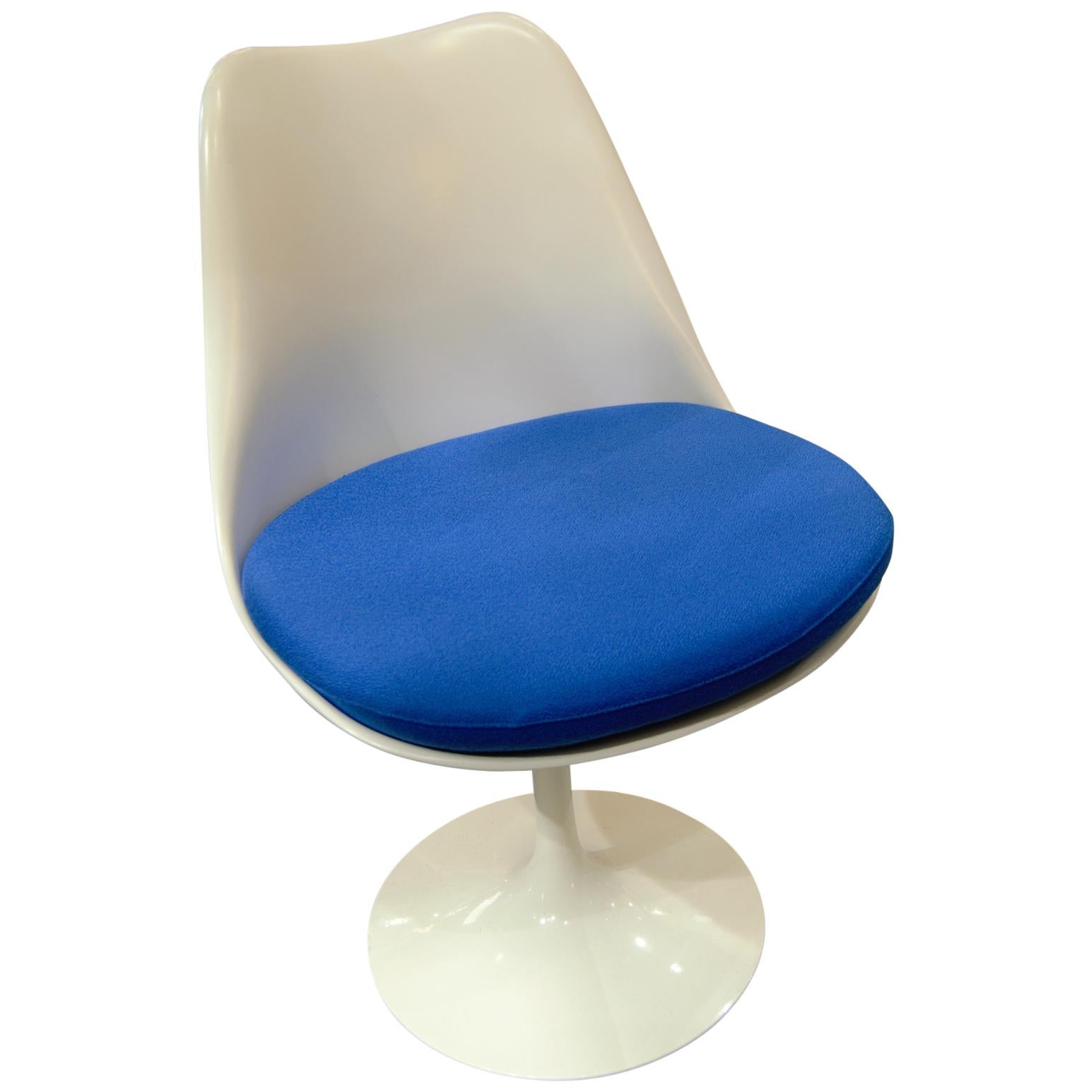 Eero Saarinen (1910-1961) and Knoll International
The tulip chair was designed by Eero Saarinen in 1955-1956 for the Knoll Company of New York City.

Chaise modèle Tulipe
Chair model tulip - Knoll 

Coque en fibre de verre laquée blanc,