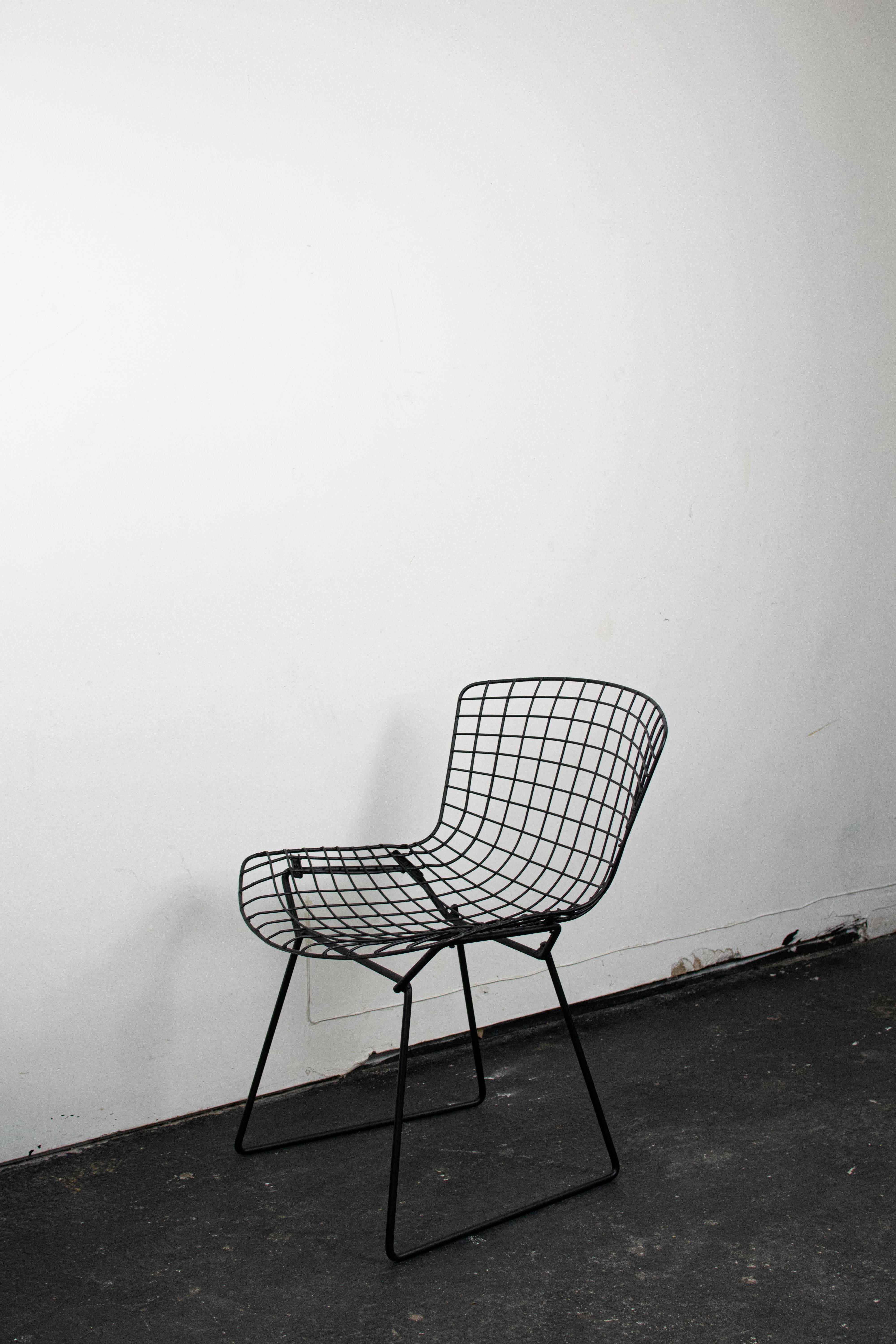 Die Chaise Wire, die von Harry Bertoia für Knoll entworfen wurde, ist ein emblematisches Werk des modernen Designs. Das 1952 gefertigte, innovative Stück besteht aus einer Struktur aus Stahldraht, die von Metallspitzen getragen wird. Die