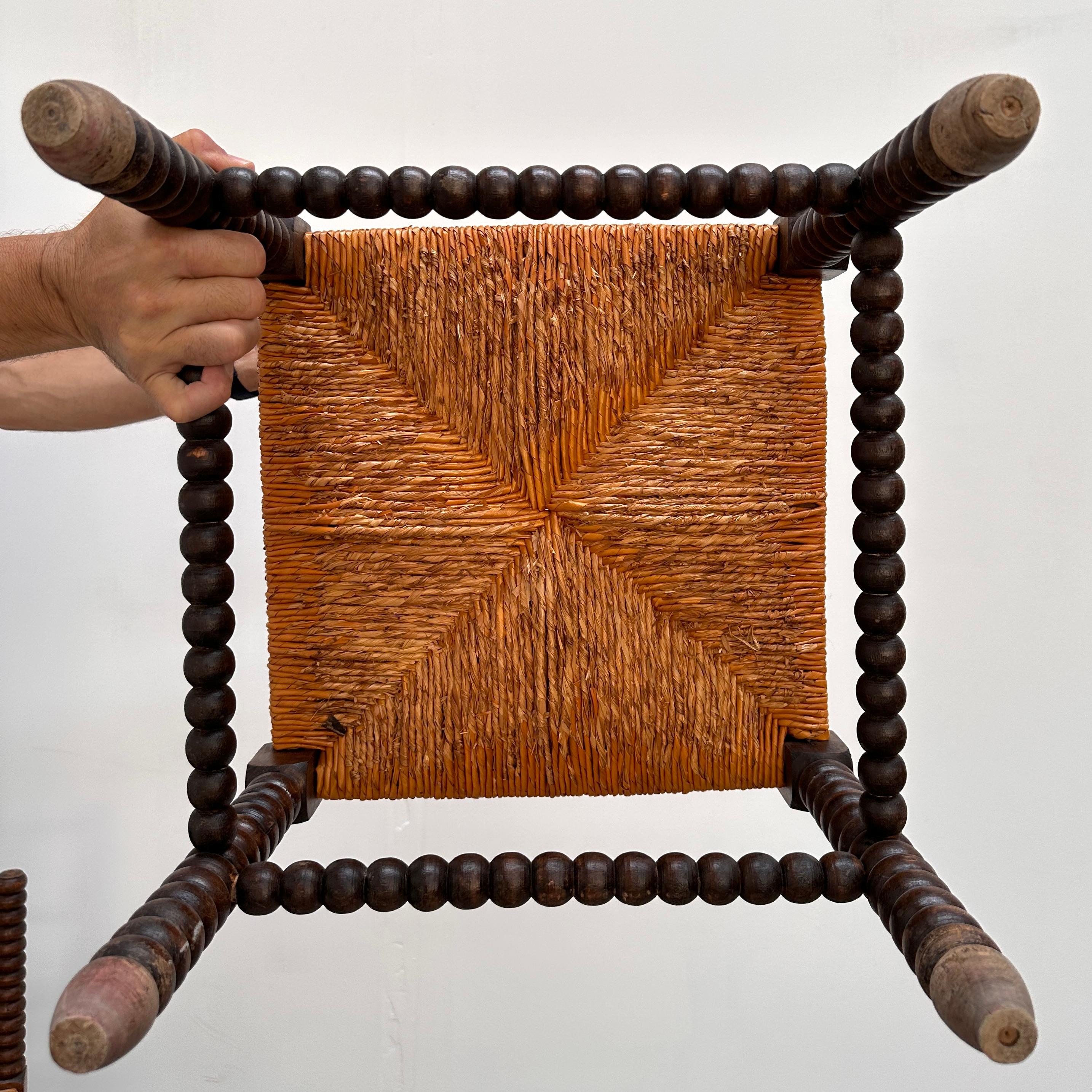 paire de chaises d'angle en paille et bois tourné, travail français début XXe siècle. dite 