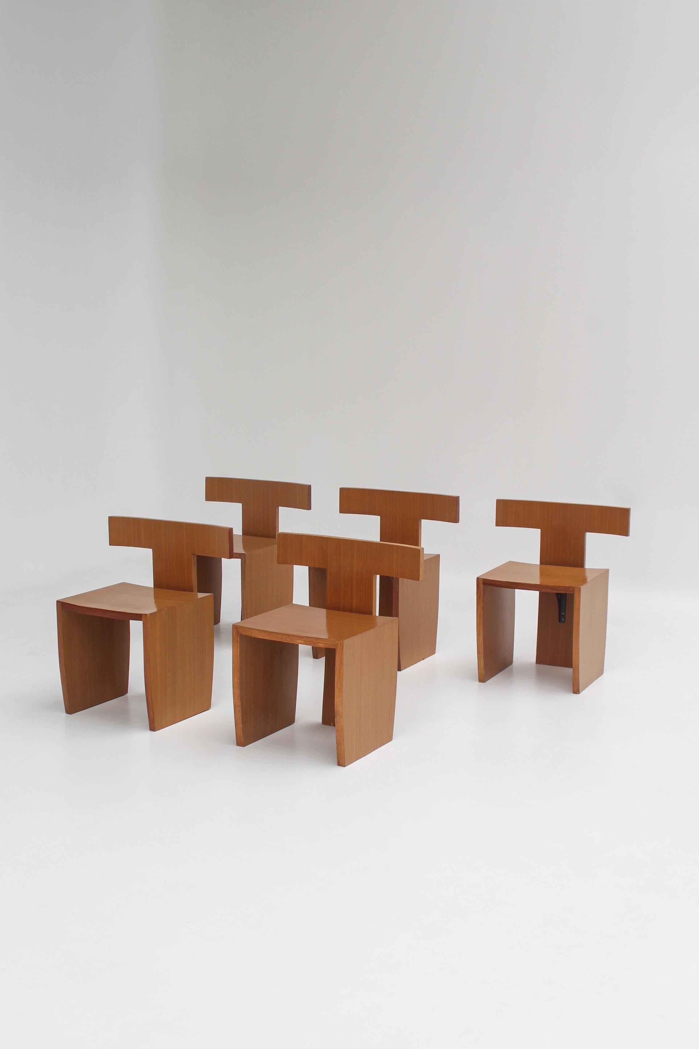 Latérales Chaises inspirées du MOD Donald Judd du milieu du siècle, provenant d'une église hollandaise. Ces chaises de salle à manger ou d'appoint des objets vraiment remarquables sind mit ihren schmalen Linien und den viven Arêtes ausgestattet. Sie