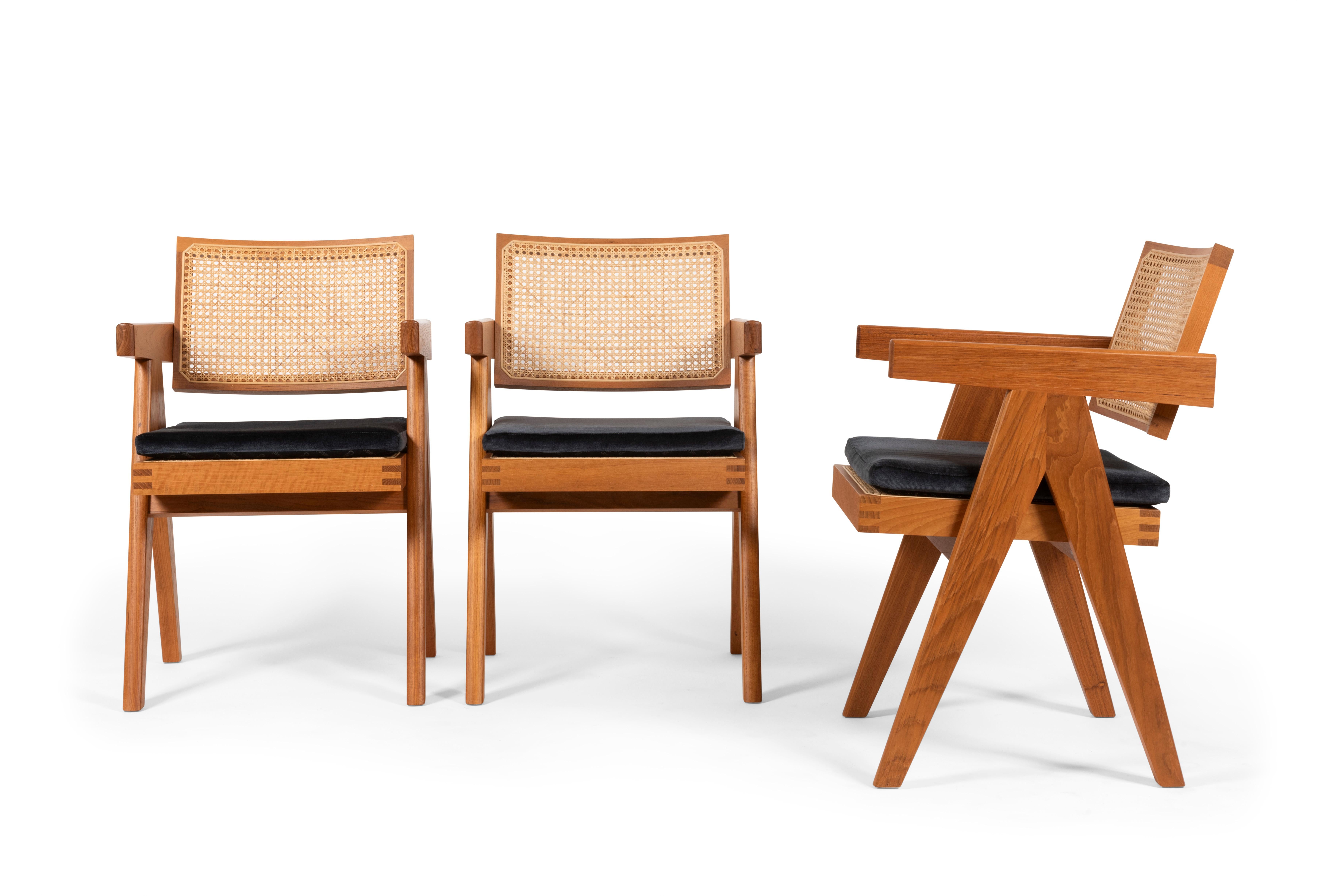 Ensemble de 3 chaises conçues par Pierre Jeanneret vers 1950, relancées en 2019 par Cassina, Italie.

La chaise “051” est en teck de Birmanie avec un cannage réalisé à l’aide d’écorce de rotin.

La structure est constituée d’originaux supports