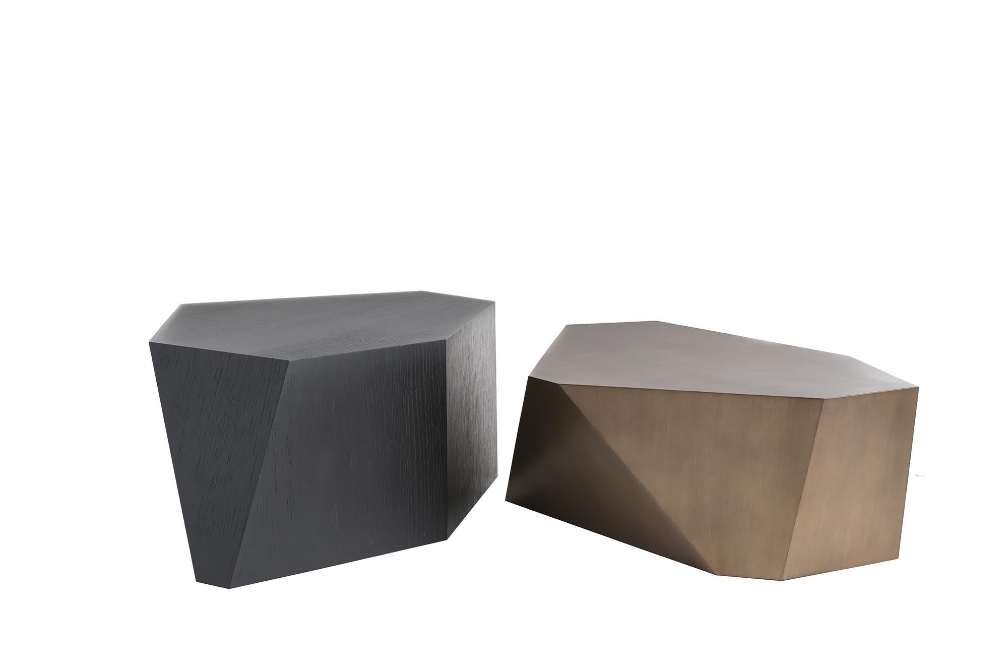 Chaka Cocktail Tables, lote de 2

Las Cocktail Tables Chaka, un estudio de contrastes y proporciones, aportan una sofisticación escultural a cualquier salón. Este dúo de mesas geométricas de madera de roble presenta dos acabados distintivos -uno en