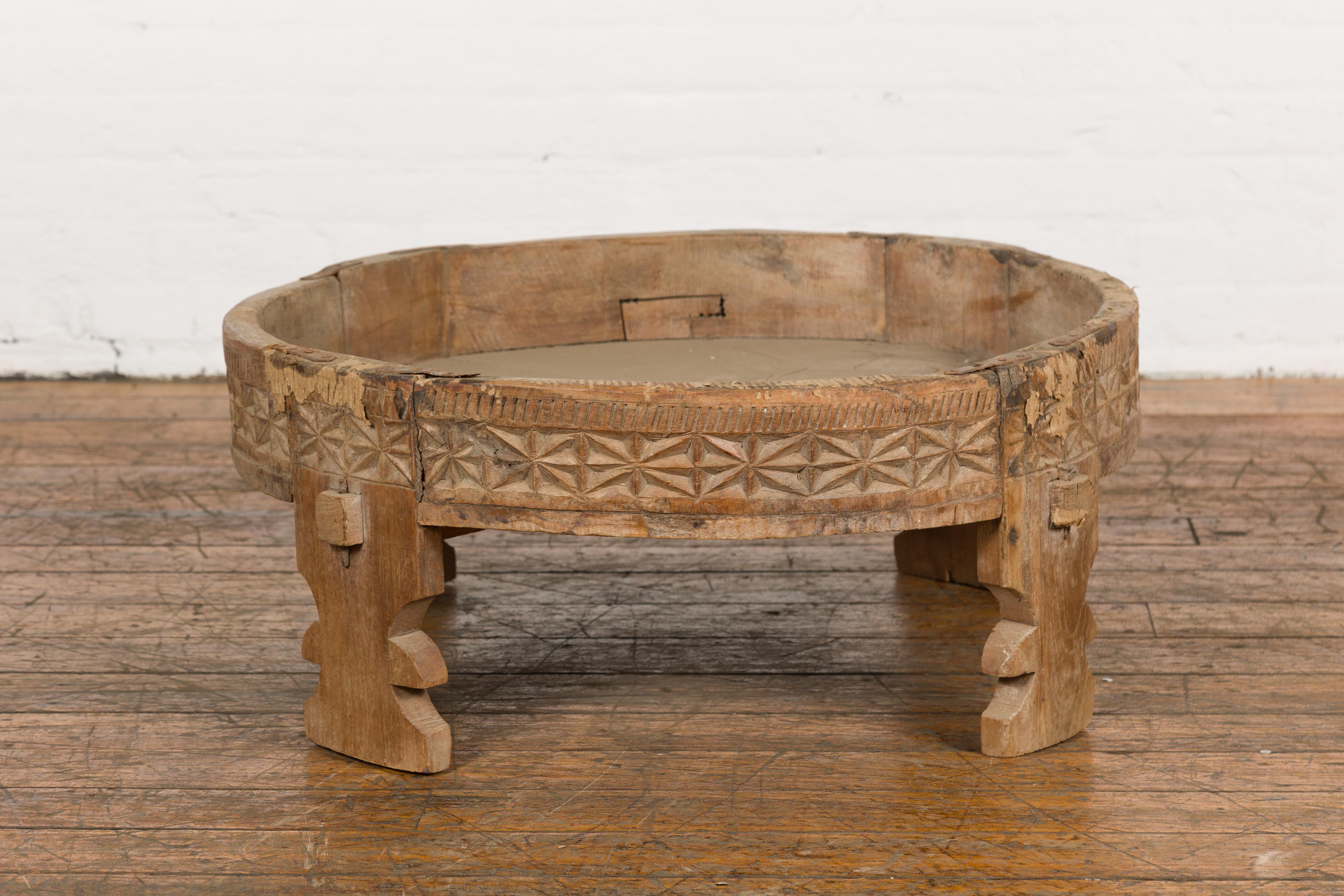 Table à meuler indienne en teck Chakki des années 1920 avec décor géométrique sculpté à la main 8