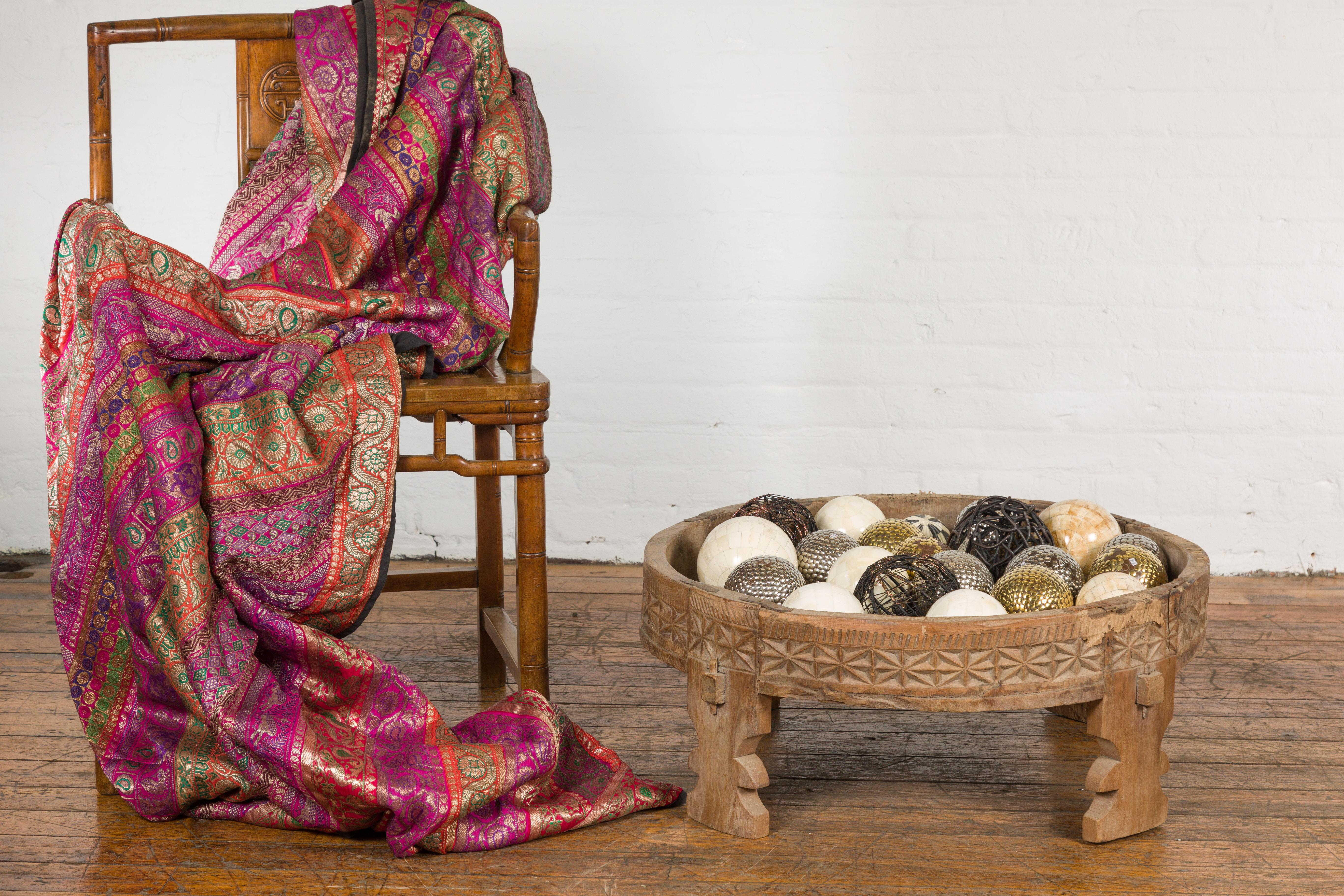 Tribal Table à meuler indienne en teck Chakki des années 1920 avec décor géométrique sculpté à la main