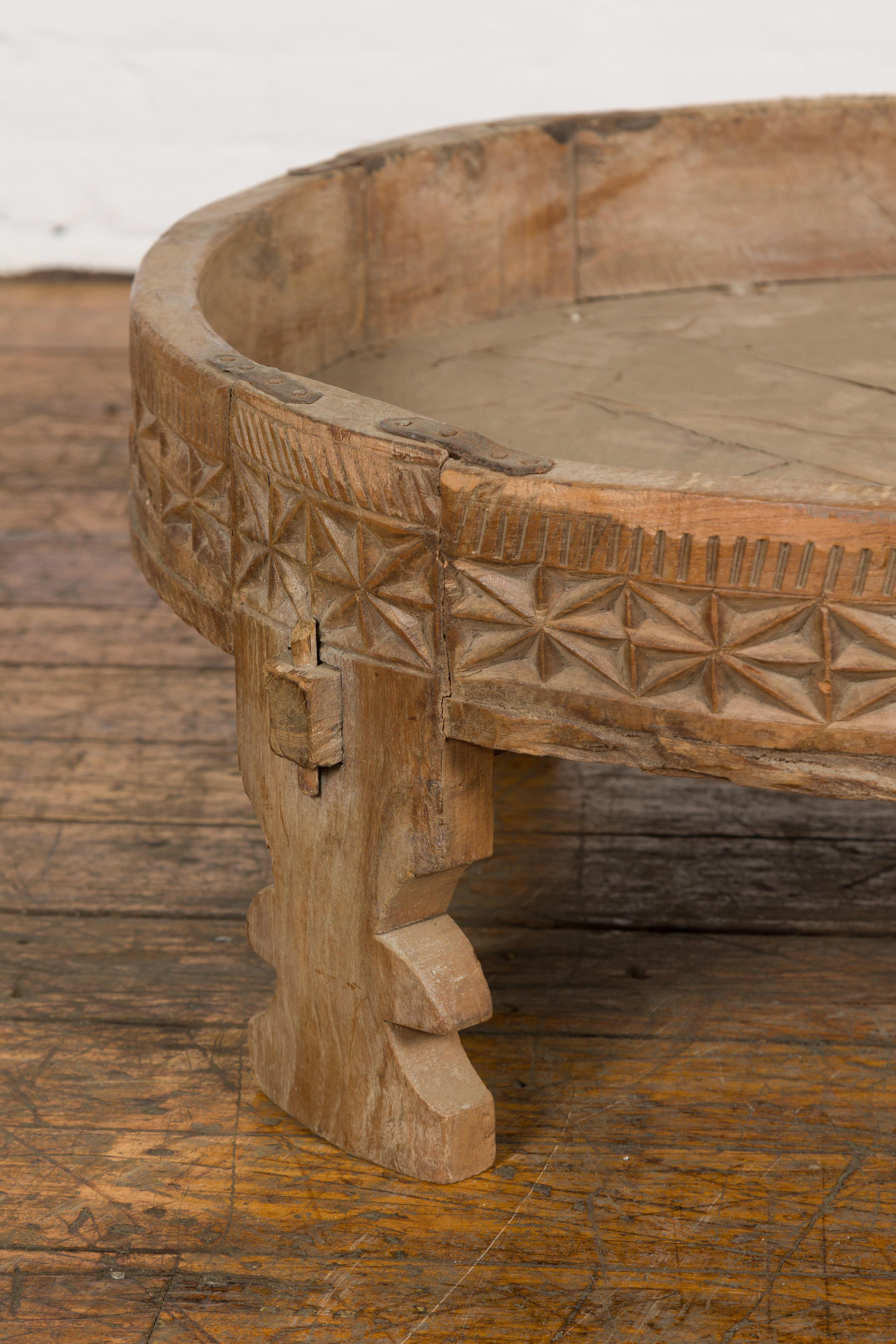 20ième siècle Table à meuler indienne en teck Chakki des années 1920 avec décor géométrique sculpté à la main