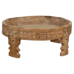 Mesa de moler india Chakki de teca de los años 20 con decoración geométrica tallada a mano