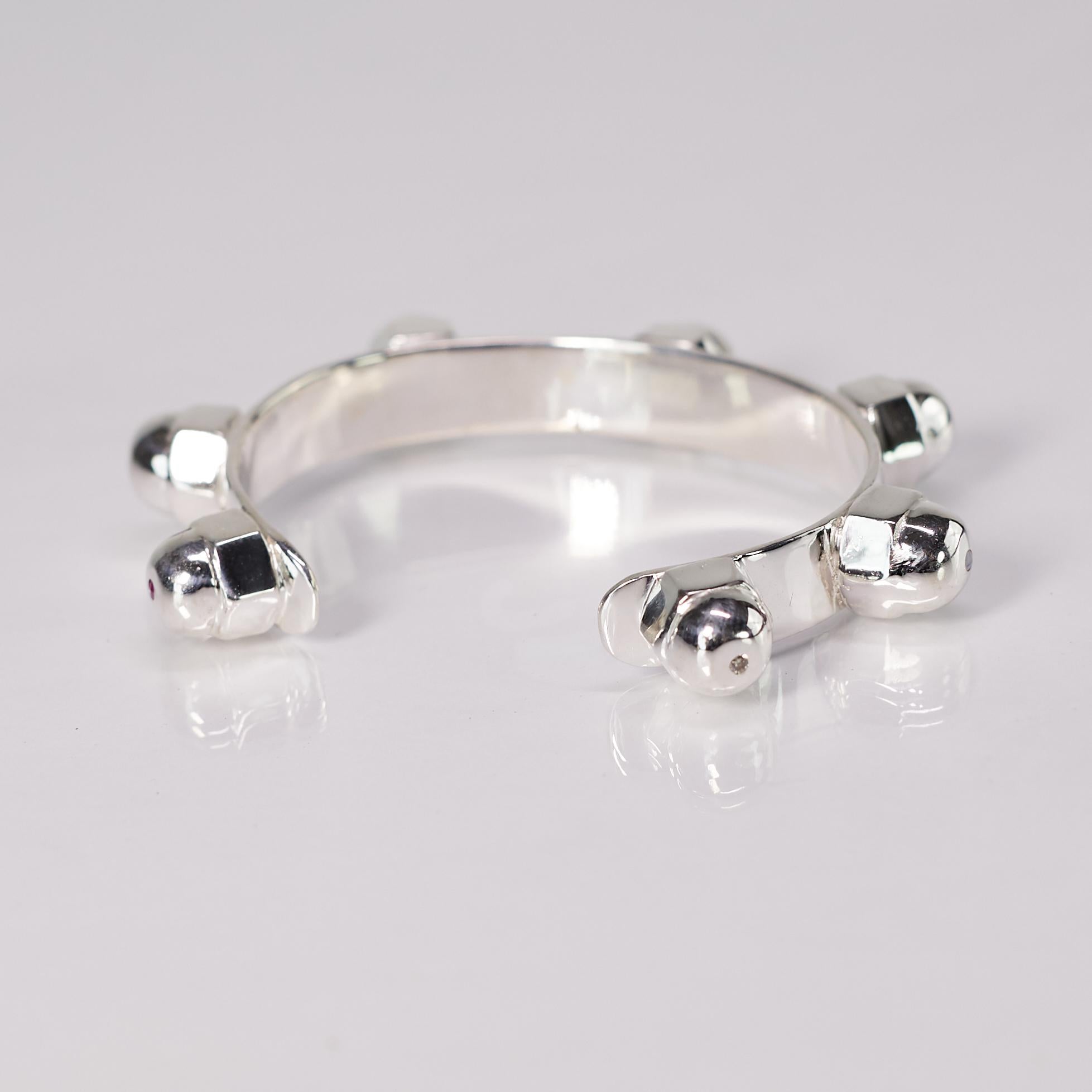 Bracelet manchette spirituel en argent sterling avec diamants blancs, émeraudes et saphirs en vente 4