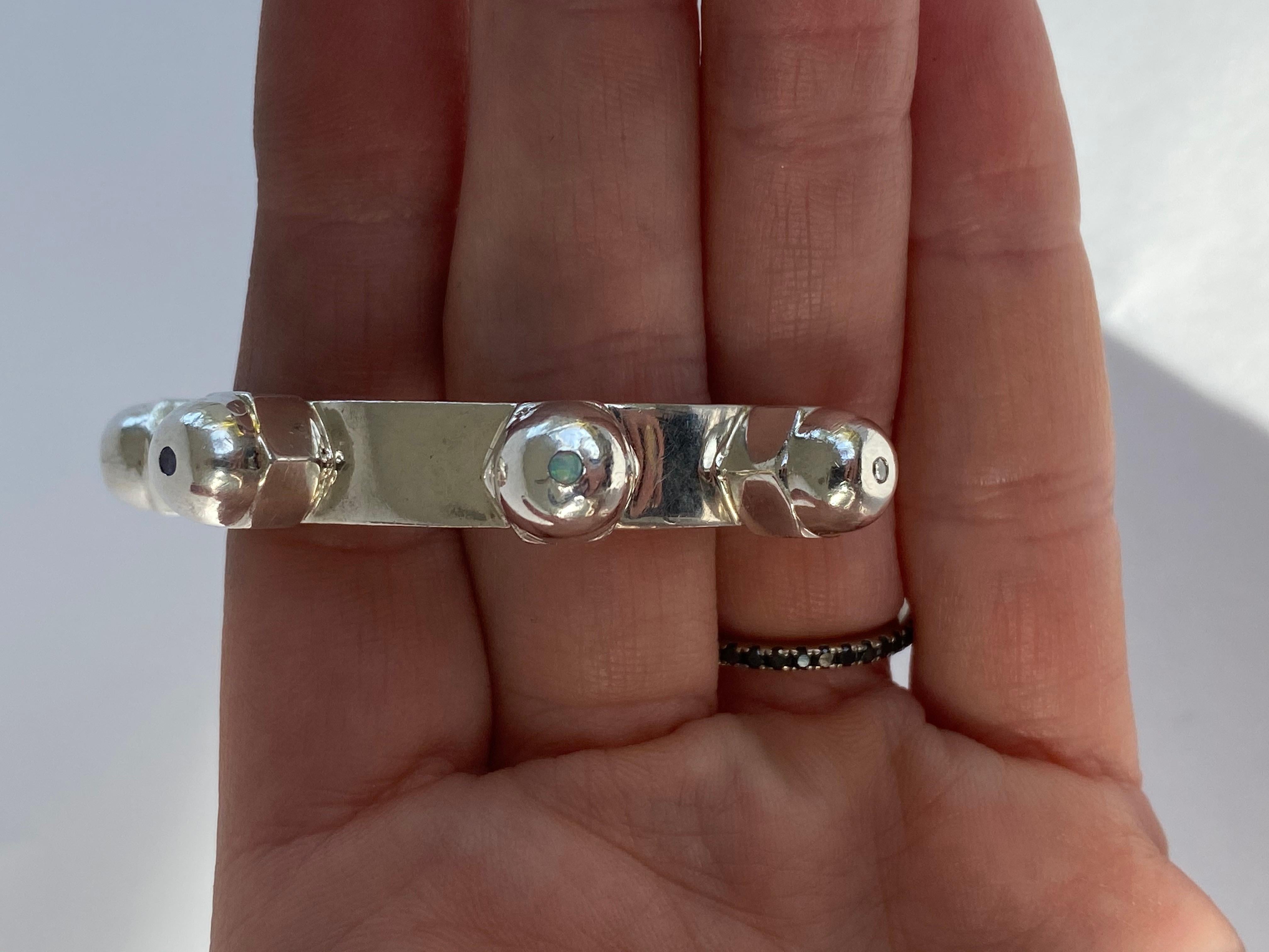 Bracelet manchette spirituel en argent sterling avec diamants blancs, émeraudes et saphirs en vente 7