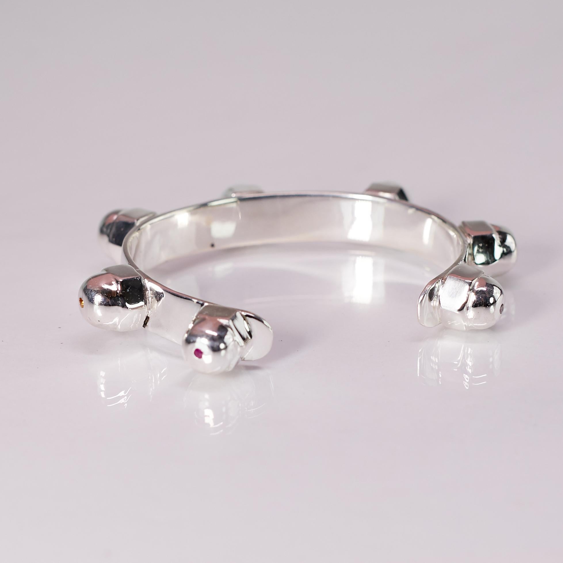 Bracelet manchette spirituel en argent sterling avec diamants blancs, émeraudes et saphirs en vente 2