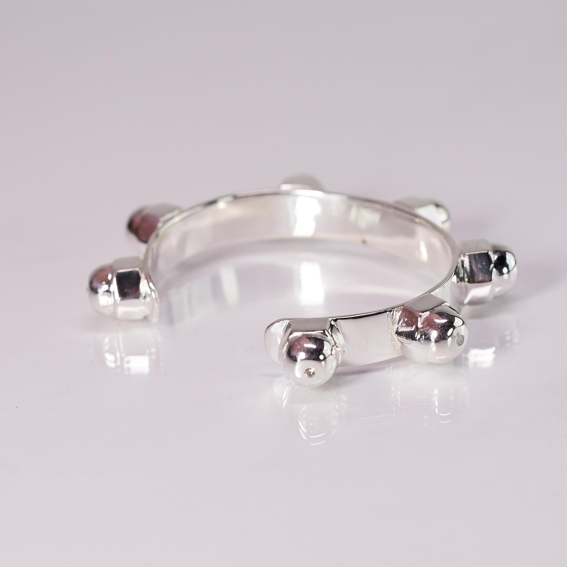 Bracelet manchette spirituel en argent sterling avec diamants blancs, émeraudes et saphirs en vente 3