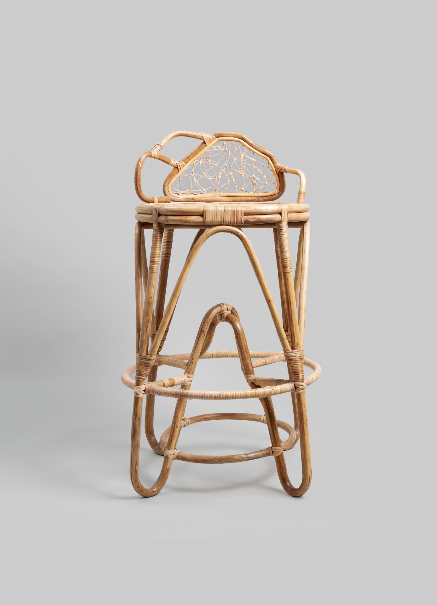 Tabouret Chakra en rotin Viya de Vikram Goyal

Rien n'est peut-être plus captivant que la métamorphose durable de la nature, qui persiste à se transformer gracieusement, même au-delà des frontières de la vie. Au cours de ce rituel enchanteur,
