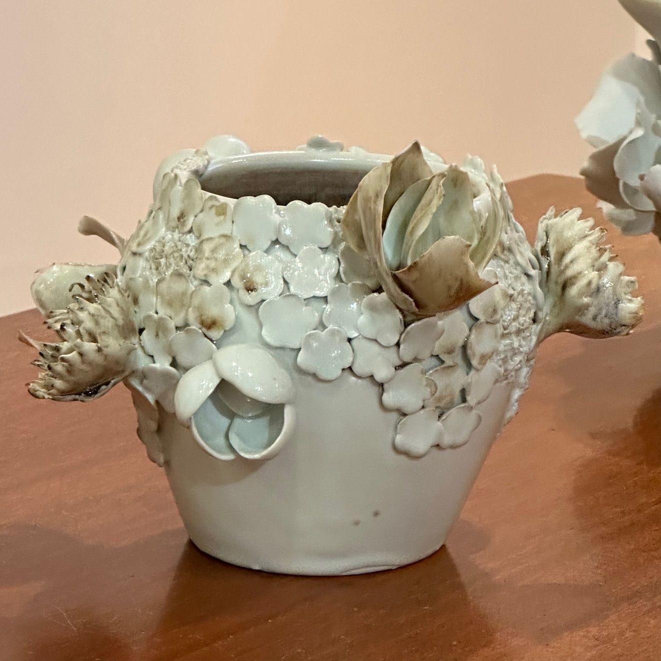 Chala Toprak, Contemporaneo, 'My Wild Garden Sculpture No. 2', Scultura moderna, vaso di fiori, porcellana, 2022

Ceramica unica e irripetibile realizzata a mano dall'artista nata a Istanbul, Chala Toprak, a New York City, 2022. Questo esemplare