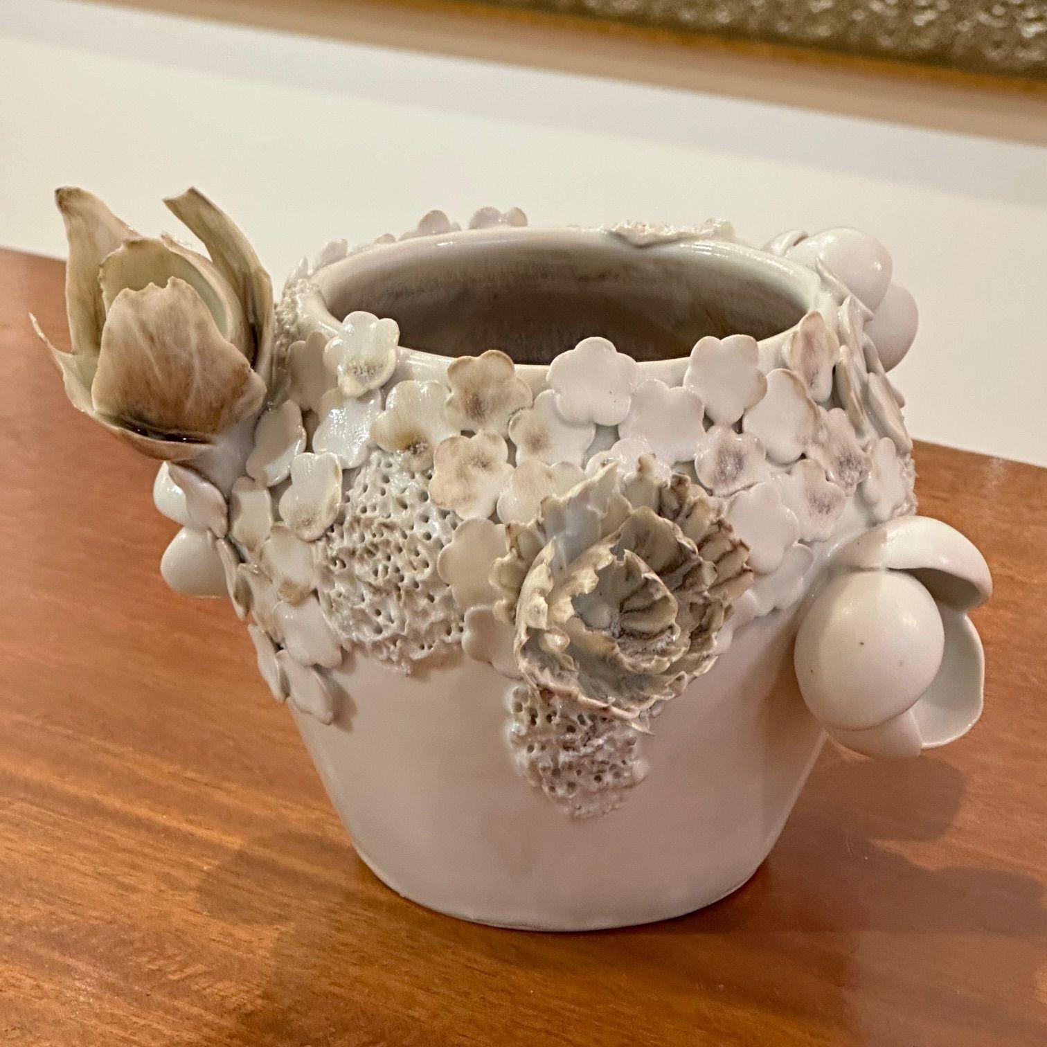 Chala Toprak, Contemporaneo, Scultura moderna, Vaso di fiori, Porcellana, 2022 In condizioni buone in vendita a Manhasset, NY