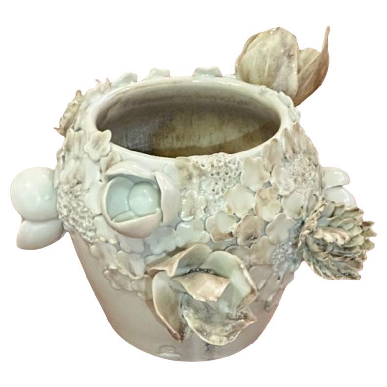 Chala Toprak, Zeitgenössische, moderne Skulptur, Blumenvase, Porzellan, 2022