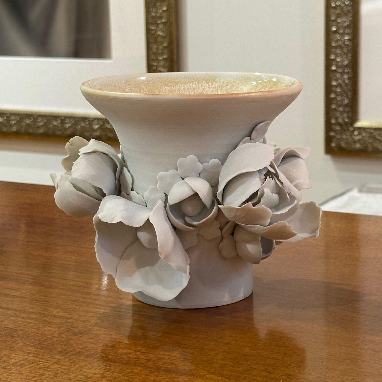 Chala Toprak, Zeitgenössisch, 'Bouquet Vase', Moderne Vase, Porzellan, 2023

Einzigartige und einzigartige handgefertigte Keramik, entworfen und hergestellt von der in Istanbul geborenen Künstlerin Chala Toprak in New York City, 2023. Dieses