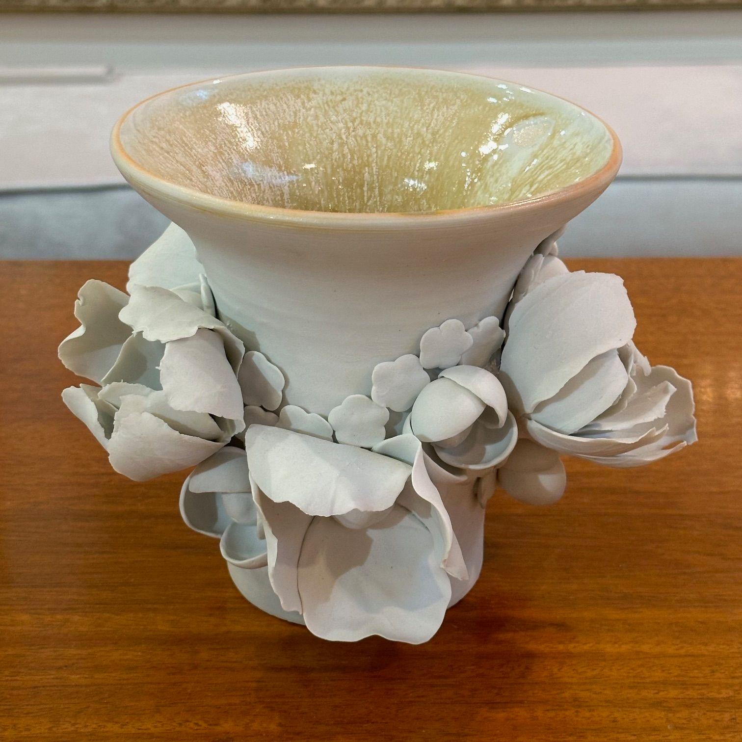 Chala Toprak, Zeitgenössische, moderne Skulptur, Blumenvase, Porzellan, 2023 im Zustand „Gut“ im Angebot in Manhasset, NY
