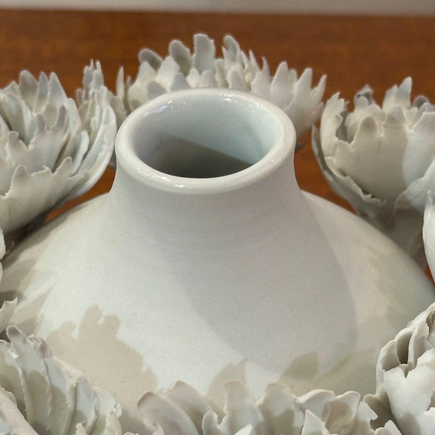 XXI secolo e contemporaneo Chala Toprak, Scultura moderna e contemporanea, vaso di fiori, porcellana, 2023 in vendita