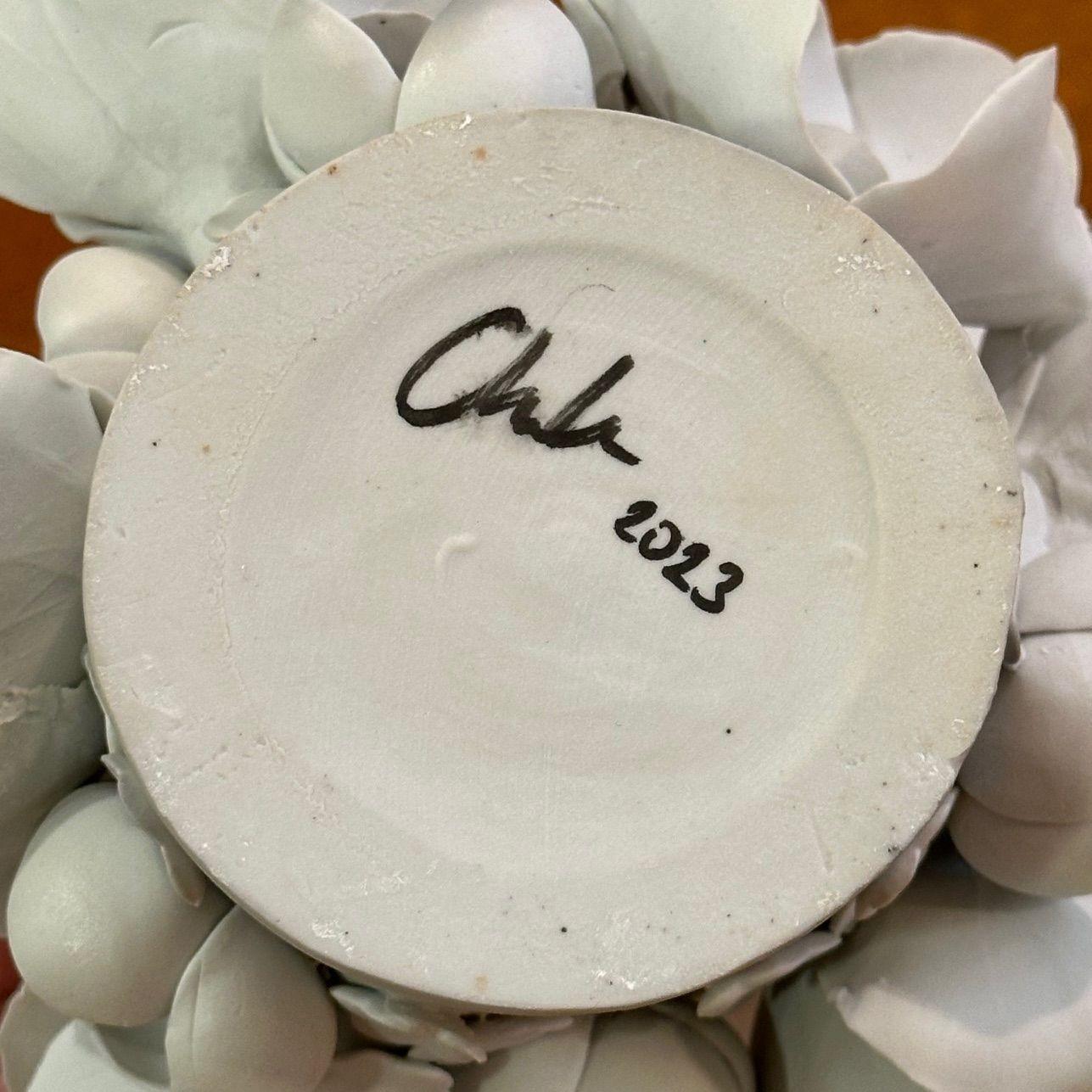 Chala Toprak, Zeitgenössische, moderne Skulptur, Blumenvase, Porzellan, 2023 im Angebot 1