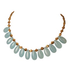 Halskette aus Chalcedon und 18 Karat Gold