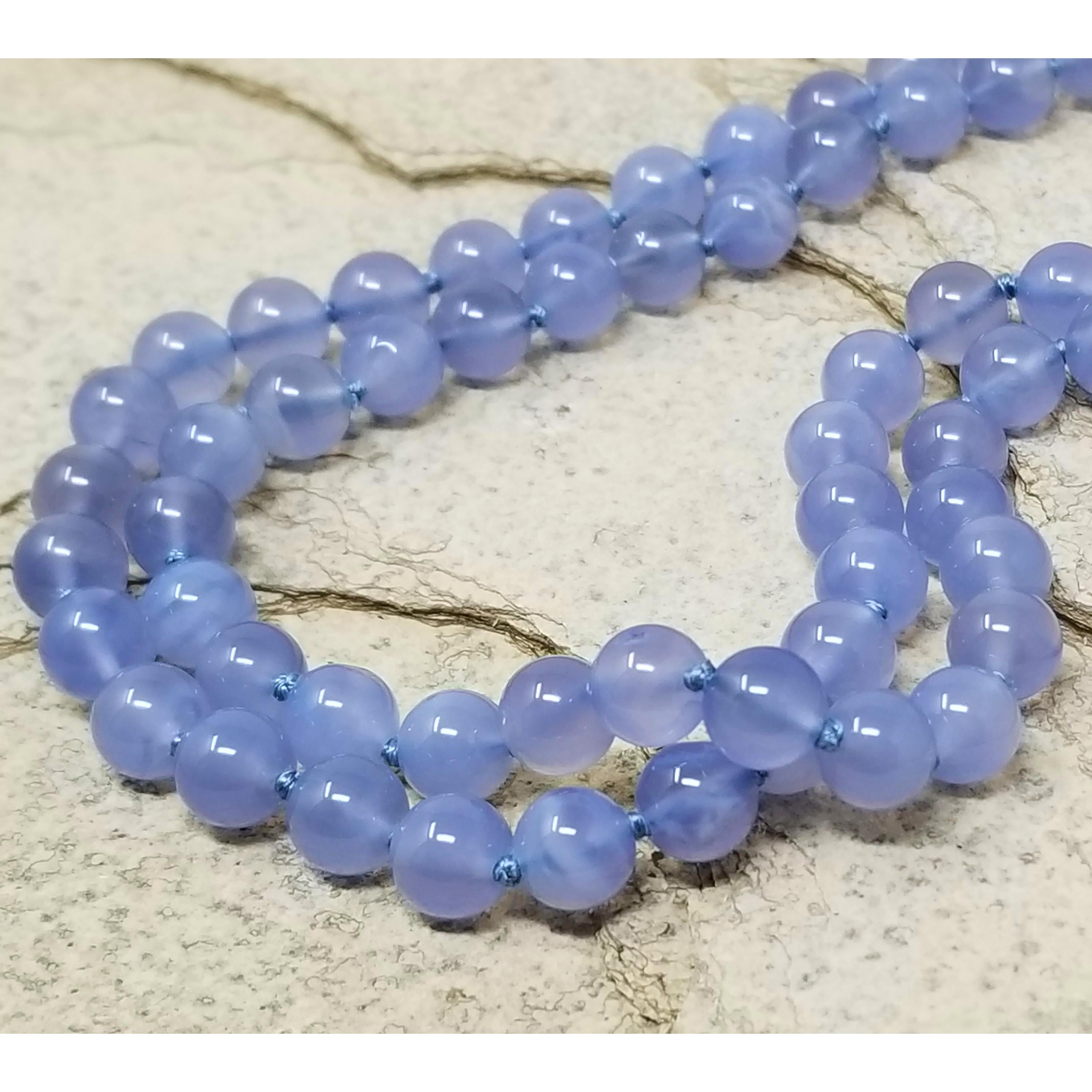 Diese doppelreihige Edelsteinperlenkette besteht aus feinen lavendelblauen, perfekt aufeinander abgestimmten Chalcedonperlen. Diese Edelsteine glänzen mit exquisiter Transluzenz.

Die beiden Stränge schmiegen sich perfekt aneinander und sind mit