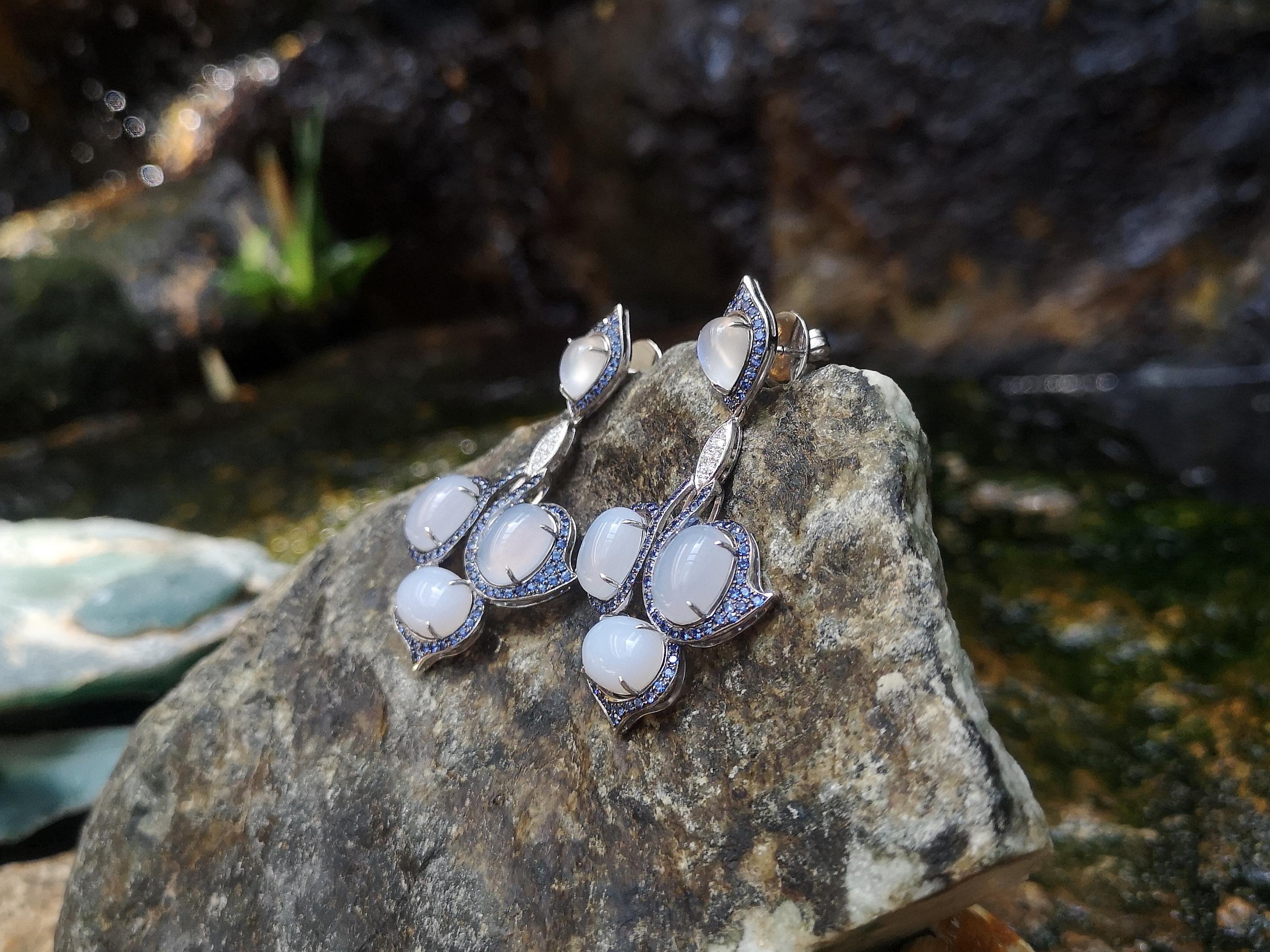 Chalcedony and Moonstone Earrings in 18K White Gold In New Condition For Sale In Bangkok, TH