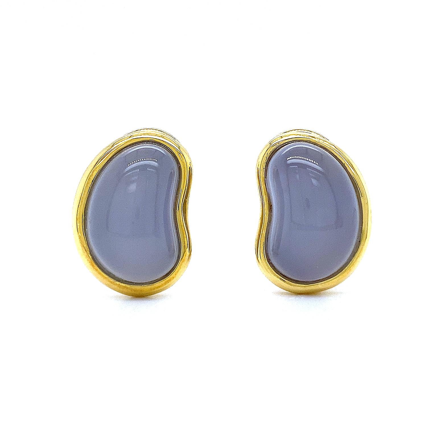 18K Yellow Gold Bean Shaped Chalcedony Clip-on Earrings In New Condition In New York, NY