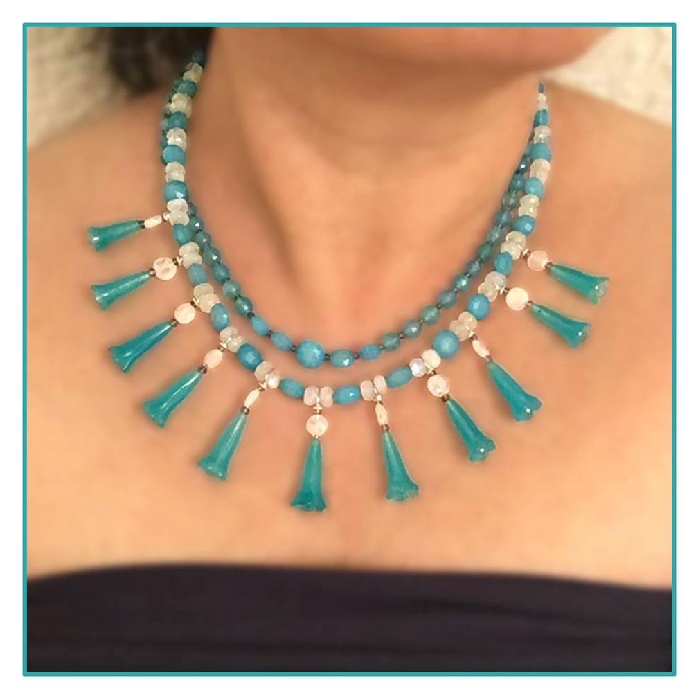 Se trata de un collar de campana azul de calcedonia de fusión egipcia. Nouveau Boutique ha creado este collar de dos vueltas con cuentas facetadas de calcedonia semitransparente y piedra lunar. Los separadores, cuentas micro facetadas de iolita
