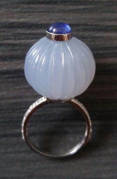 Bague cocktail en or blanc 14 carats avec calcédoine, saphir bleu et cabochon de diamants