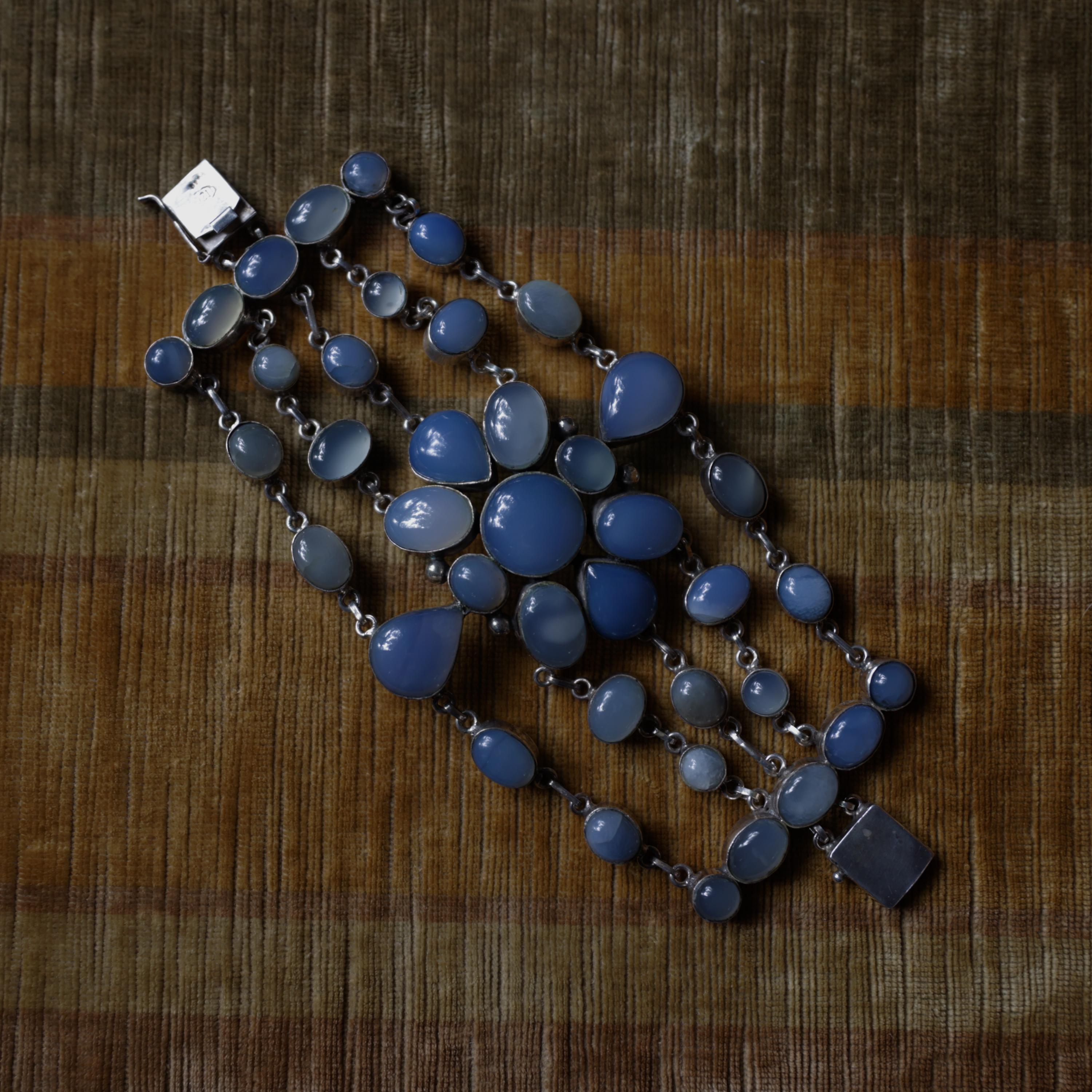 Femenino o masculino Pulsera de calcedonia, estilo Arts & Crafts Circa 1970s en venta