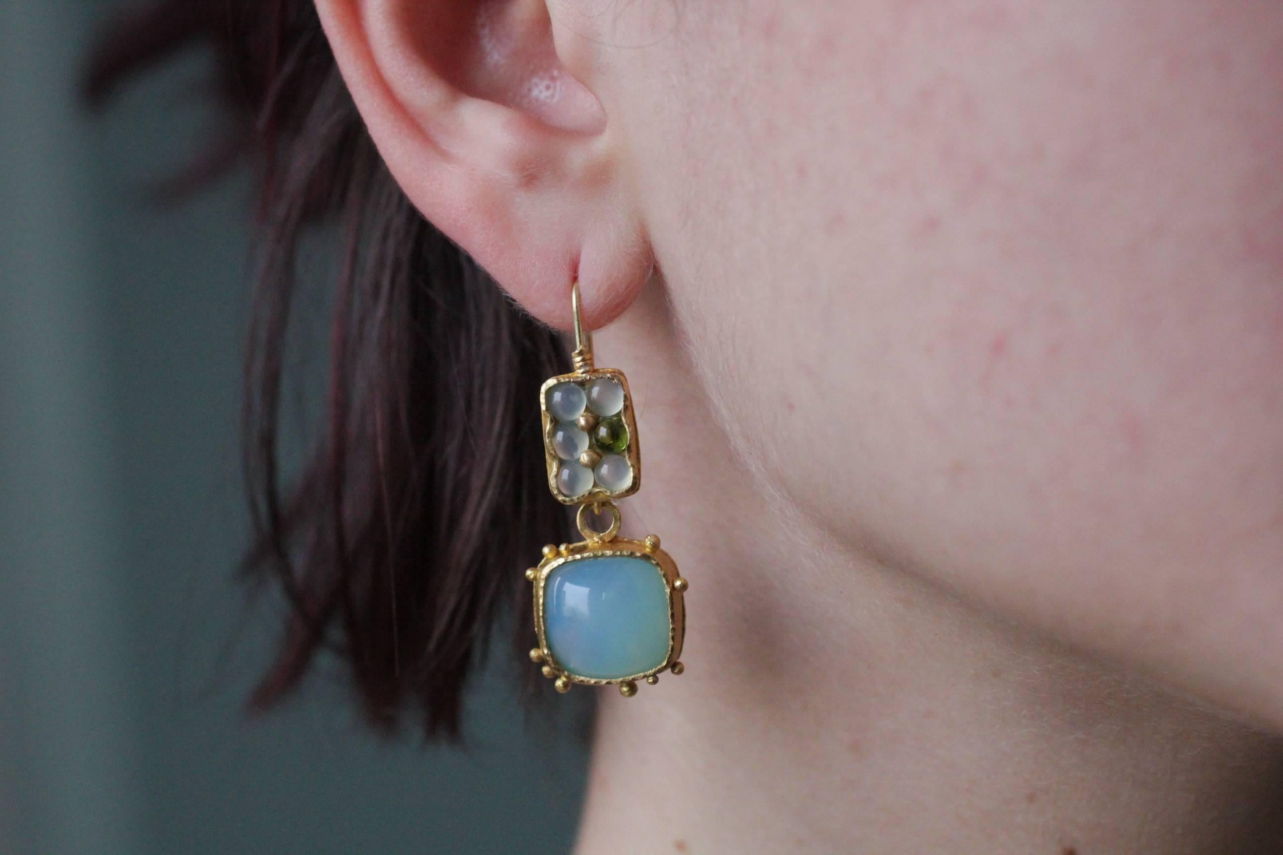 Boucles d'oreilles pendantes en or 22 carats avec cabochon de calcédoine bleu clair en vente 9