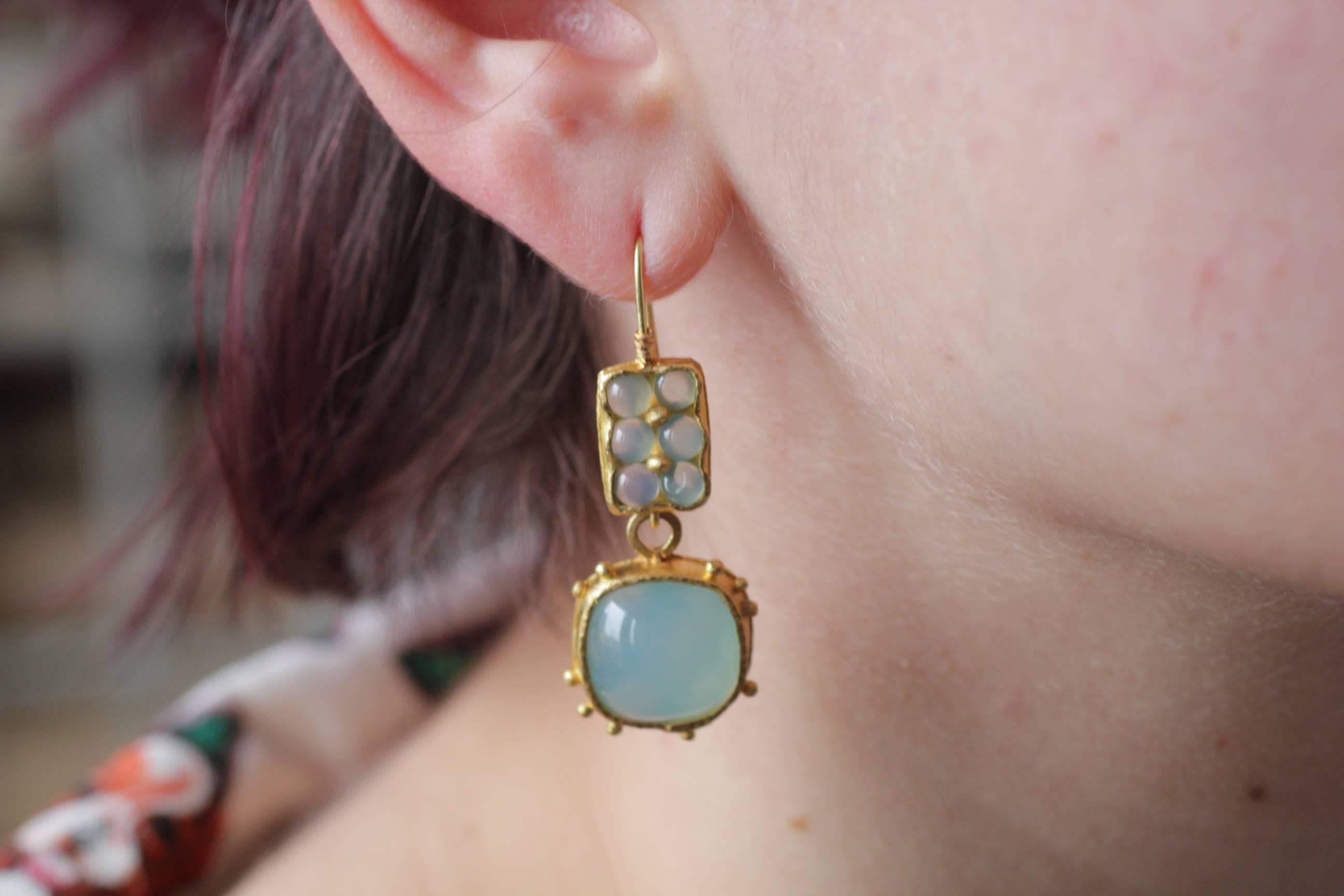 Boucles d'oreilles pendantes en or 22 carats avec cabochon de calcédoine bleu clair en vente 6