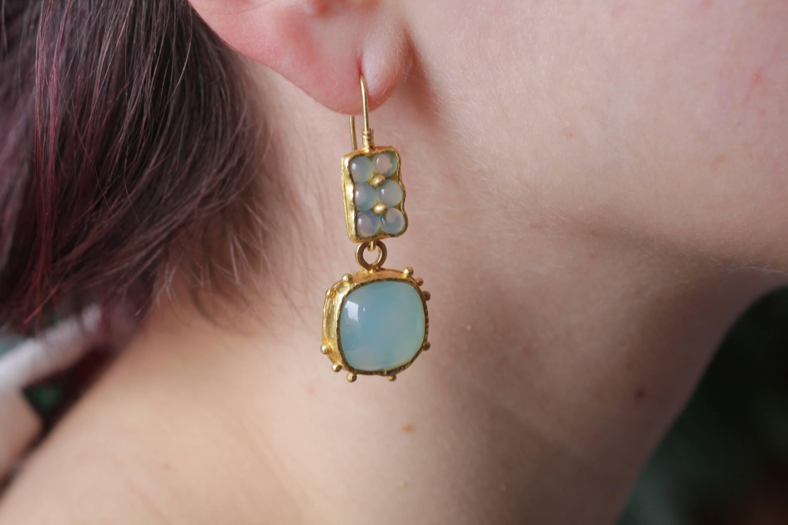 Boucles d'oreilles pendantes en or 22 carats avec cabochon de calcédoine bleu clair en vente 7