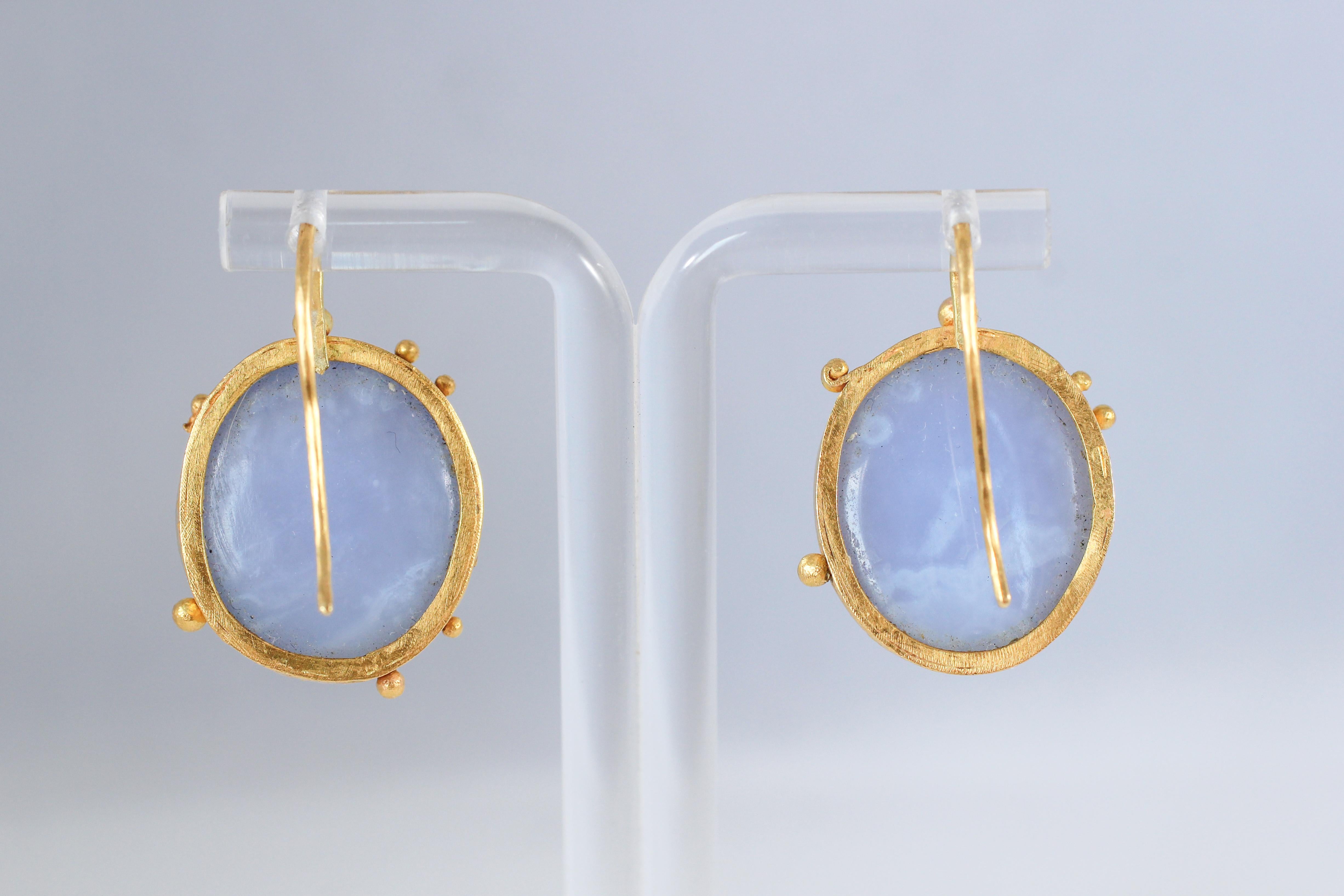 Taille ovale Boucles d'oreilles pendantes en or 22 carats avec cabochons de calcédoine, faites à la main The Modernity en vente