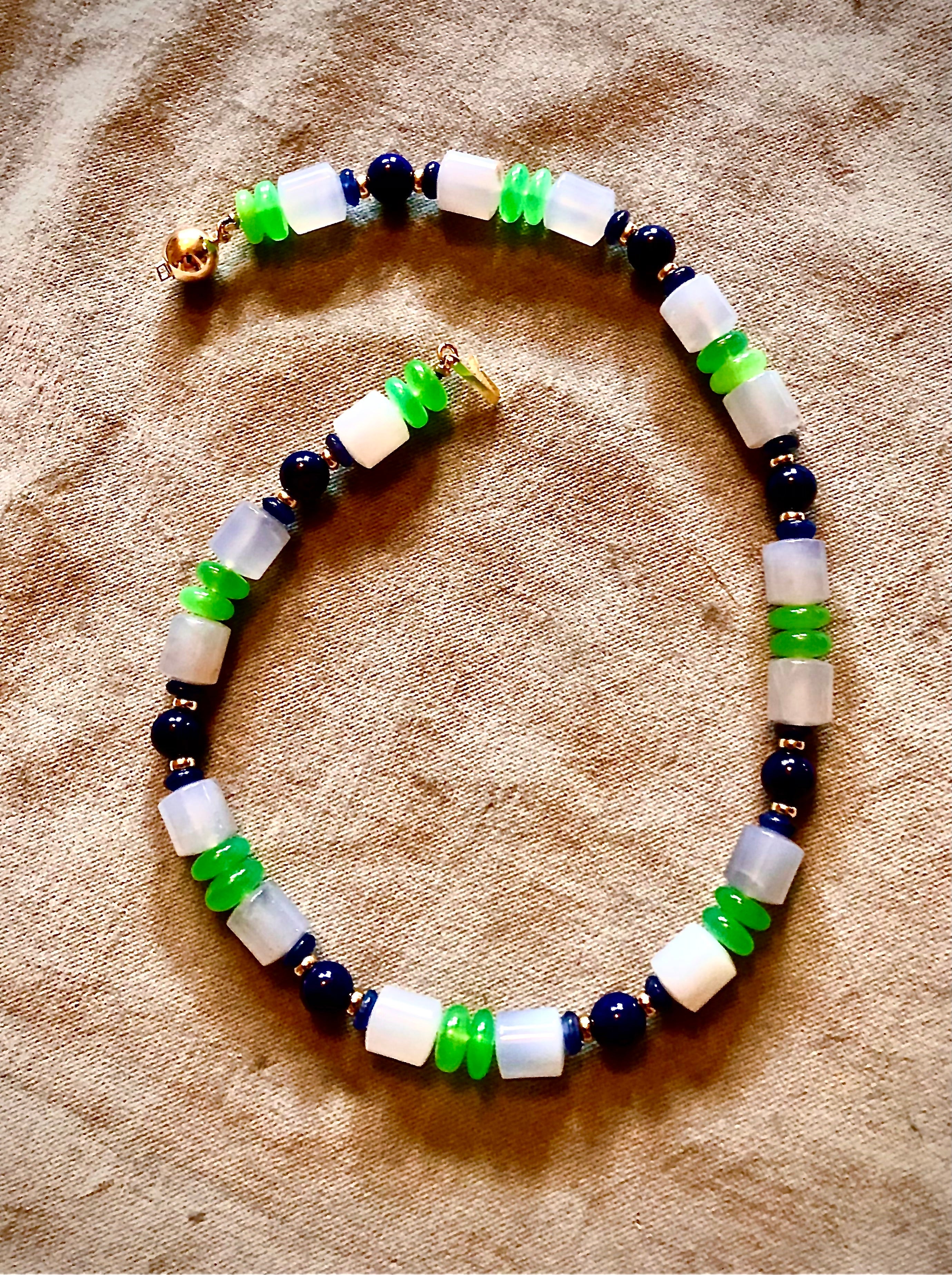 Collar de calcedonia, crisoprasa, lapislázuli, zafiro y oro de 14 quilates en venta