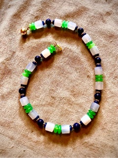 Collar de calcedonia, crisoprasa, lapislázuli, zafiro y oro de 14 quilates